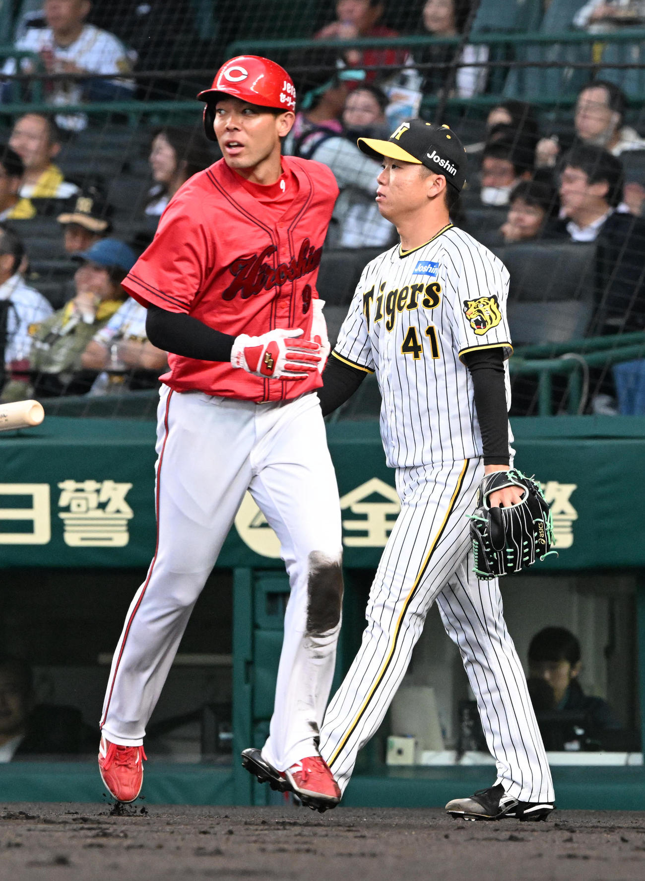 阪神対広島　1回表広島1死一、三塁、小園に先制中犠飛を打たれがっくりする村上（右）。左は生還した秋山（撮影・前岡正明）