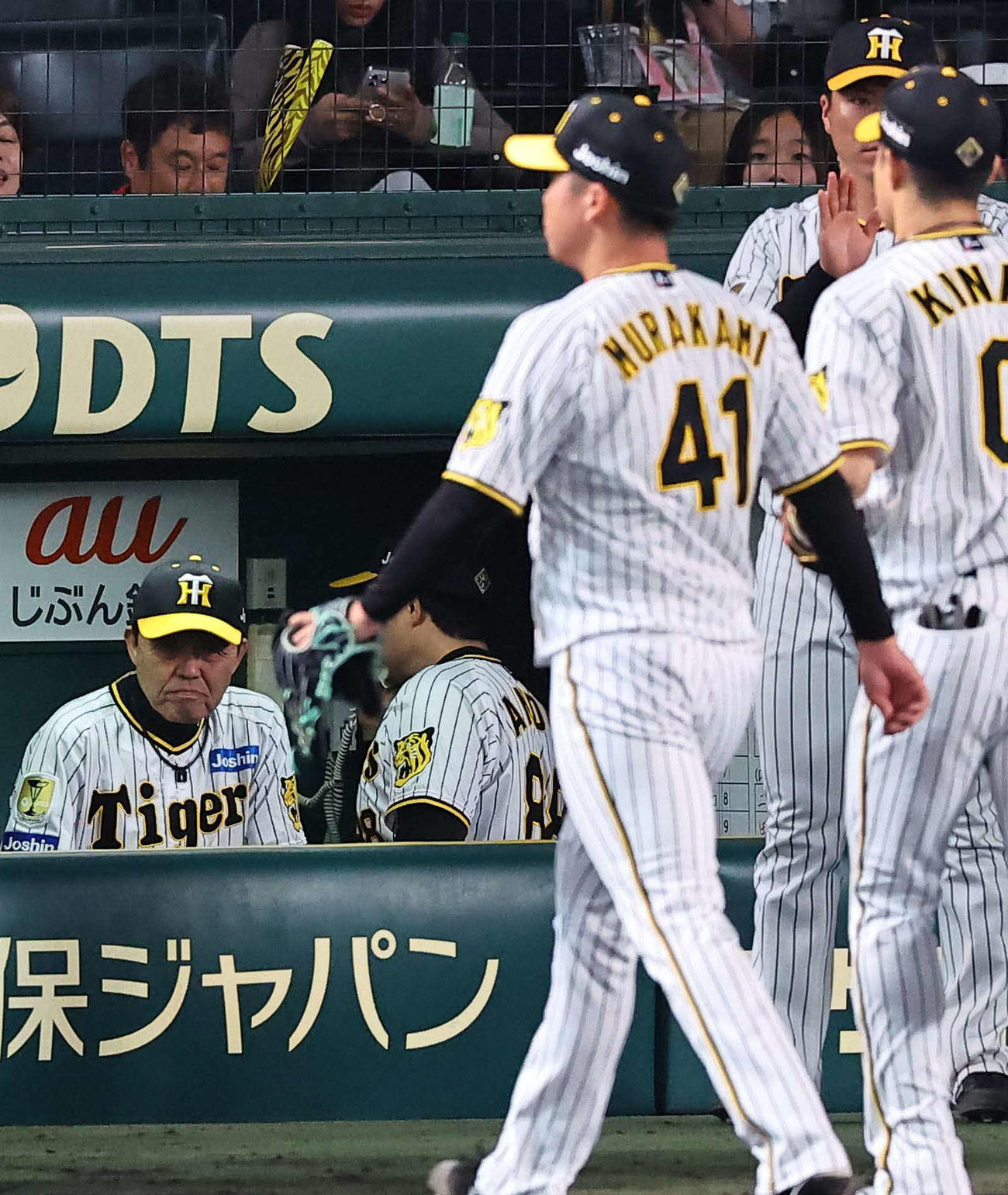 阪神対広島　7回2失点で降板する村上をベンチで見守る岡田監督（撮影・上田博志）
