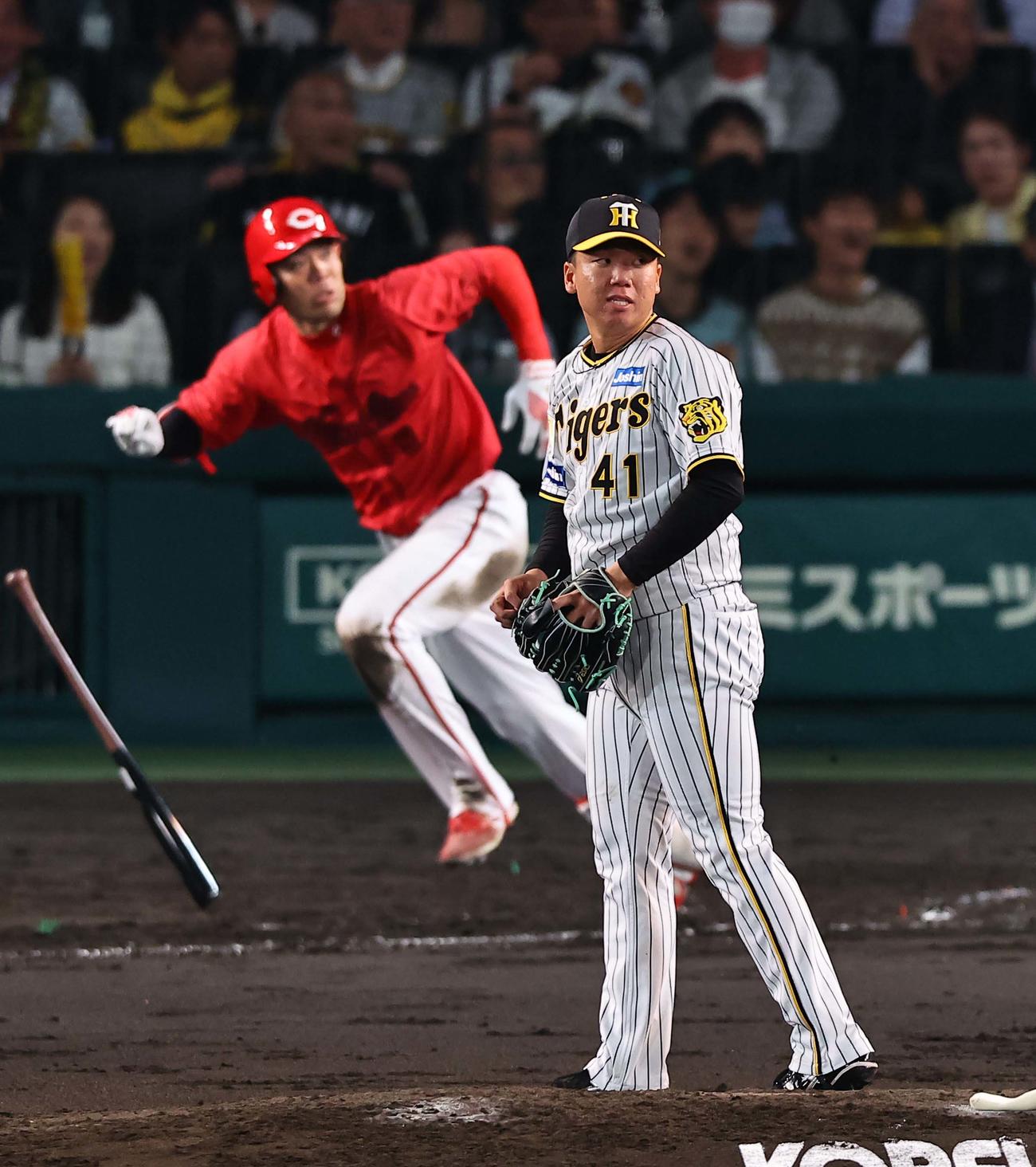 阪神対広島　5回表広島2死一、二塁、村上（右）は秋山に左前適時打を浴びる（撮影・上田博志）
