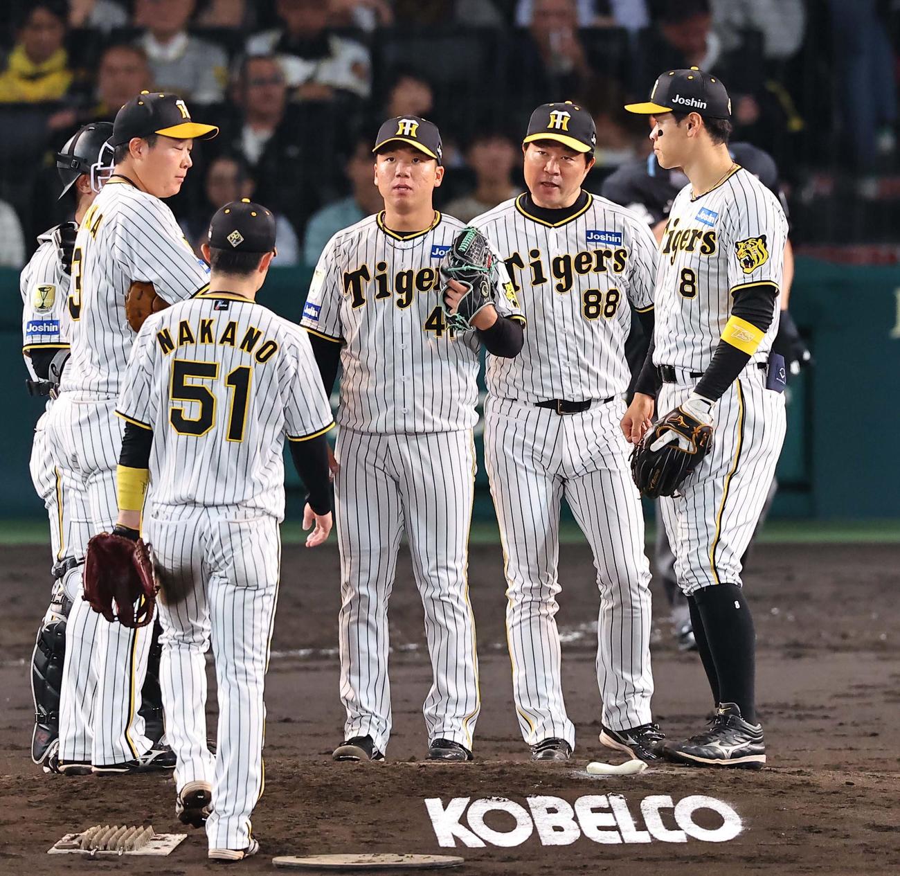 阪神対広島　5回、失点した村上（中央）はナインと言葉を交わす（撮影・上田博志）