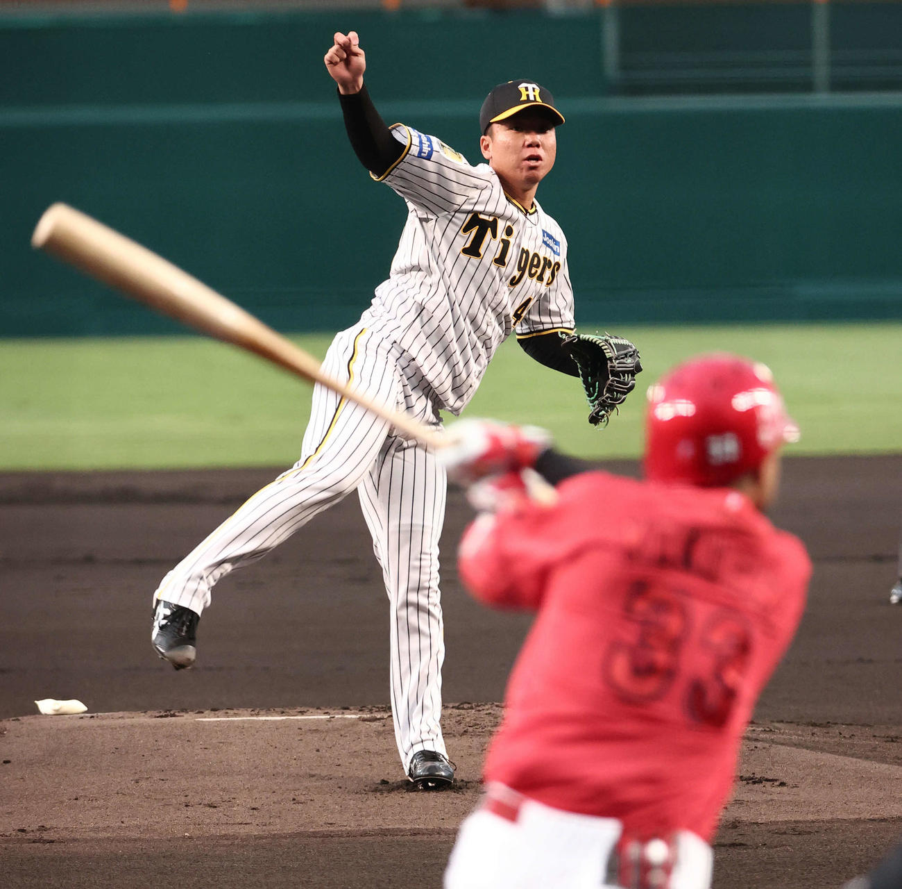 阪神対広島　1回表広島無死一、三塁、阪神先発の村上は菊池から三振を奪う（撮影・西尾就之）