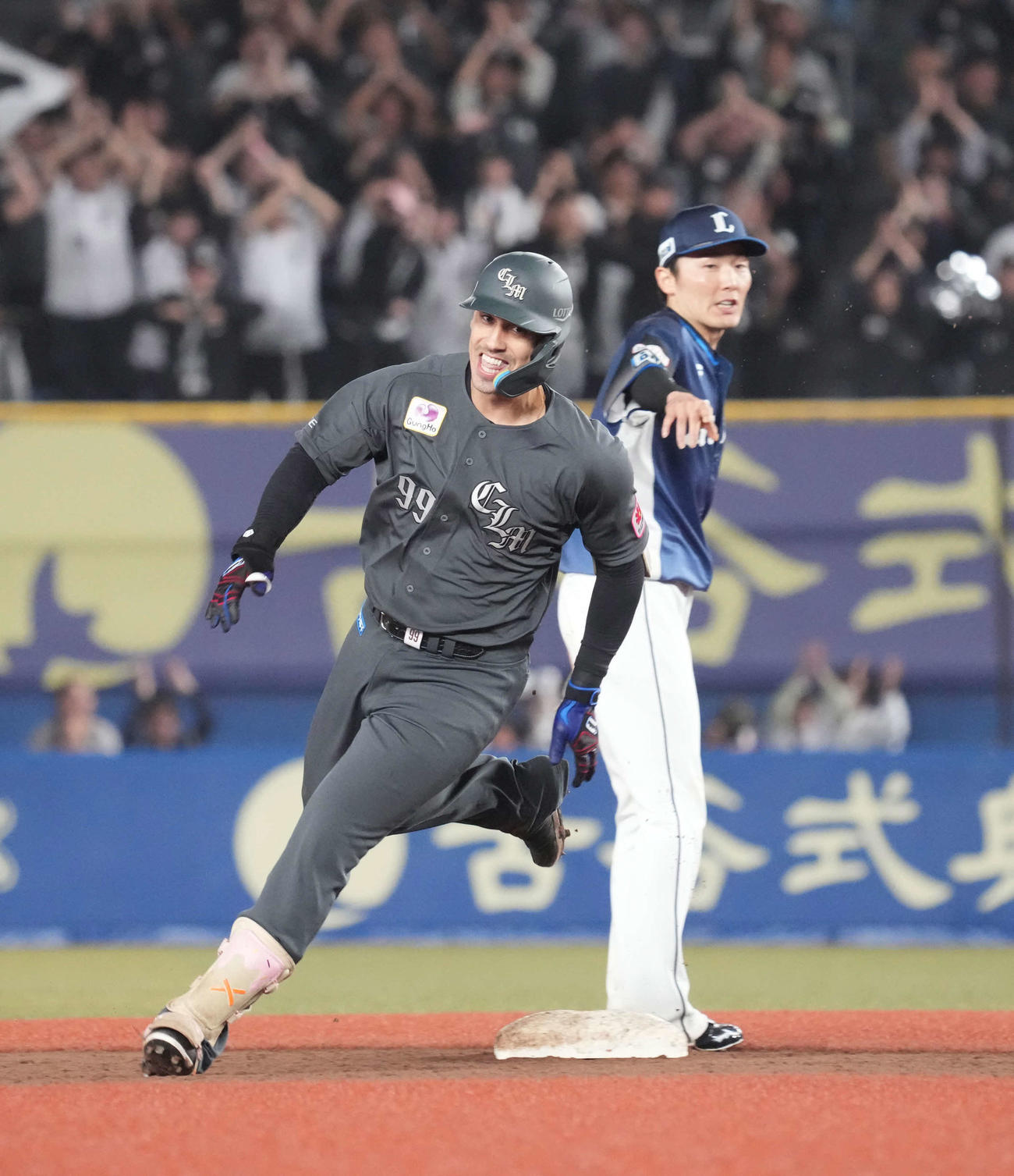 ロッテ対西武　5回裏ロッテ2死一、二塁、ソトは先制の2点右適時三塁打を放つ（撮影・小沢裕）
