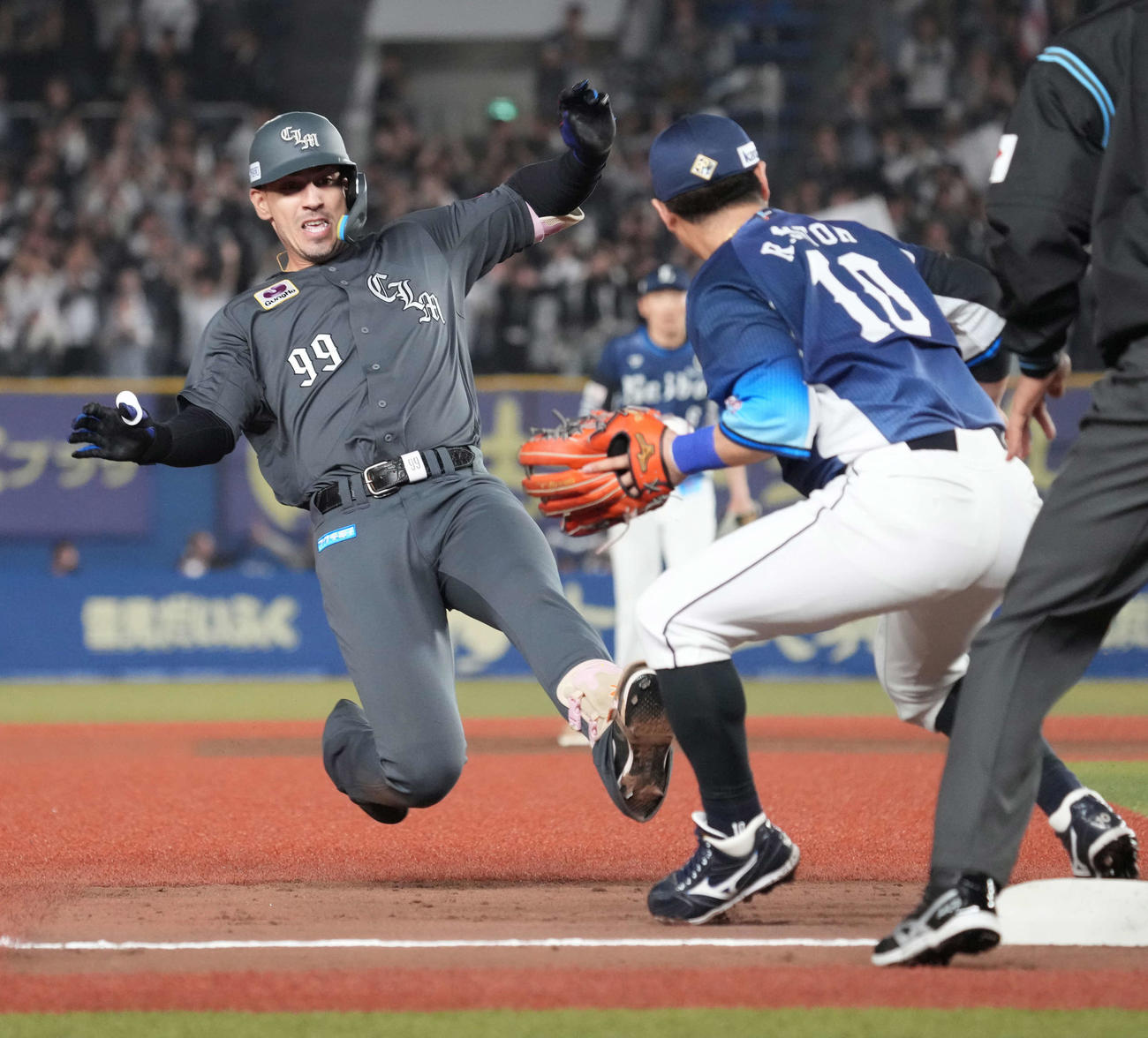 ロッテ対西武　5回裏ロッテ2死一、二塁、ソトは先制の2点右適時三塁打を放つ（撮影・小沢裕）