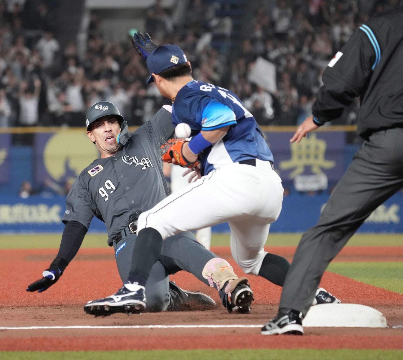 ロッテ対西武　5回裏ロッテ2死一、二塁、ソトは先制の2点右適時三塁打を放つ（撮影・小沢裕）