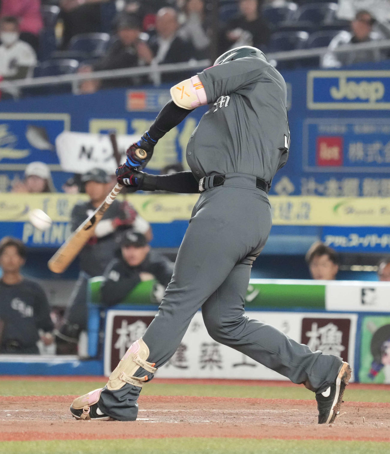 ロッテ対西武　5回裏ロッテ2死一、二塁、ソトは先制の2点右適時三塁打を放つ（撮影・小沢裕）