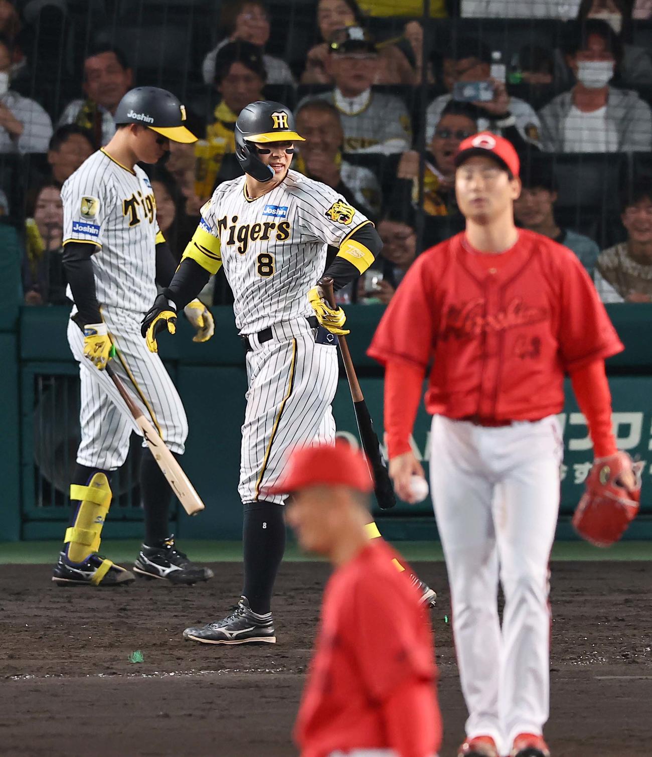 阪神対広島　8回裏阪神1死満塁、佐藤輝（中央）は見逃し三振に倒れる。左は森下（撮影・上田博志）