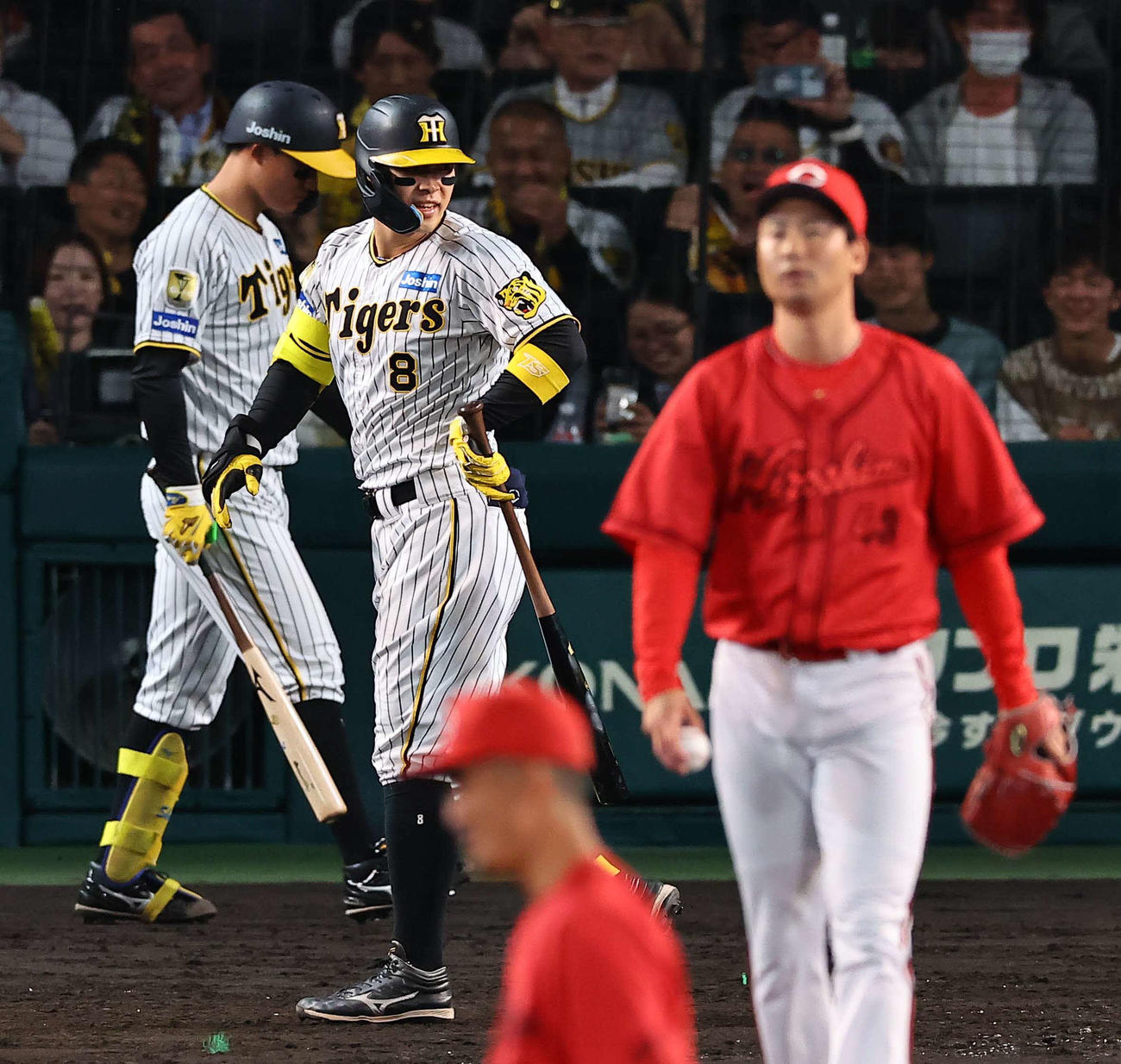 阪神対広島　8回裏阪神1死満塁、佐藤輝（中央）は見逃し三振に倒れる。左は森下（撮影・上田博志）