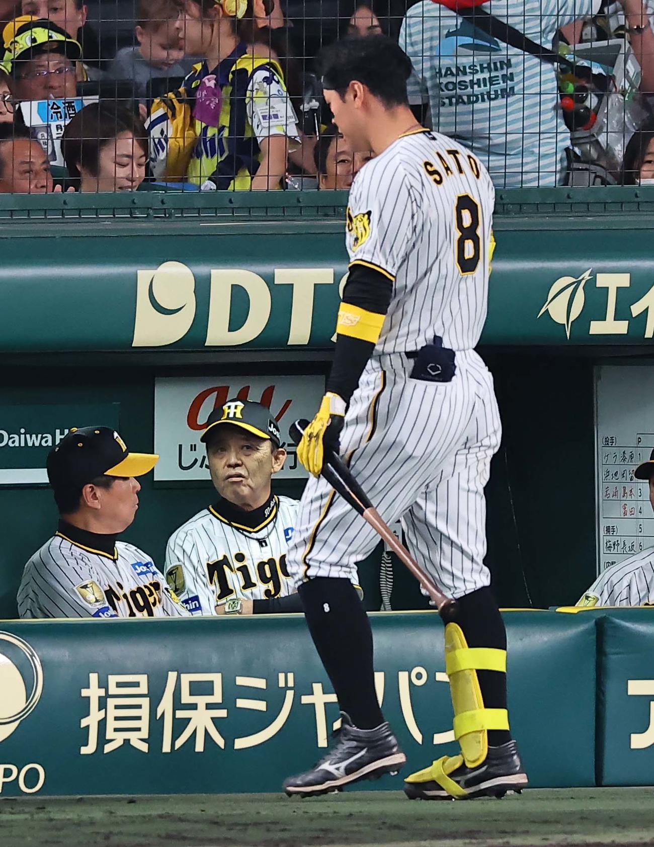 阪神対広島　8回裏阪神1死満塁、岡田監督（中央）は三振に倒れた佐藤輝を見つめる（撮影・上田博志）