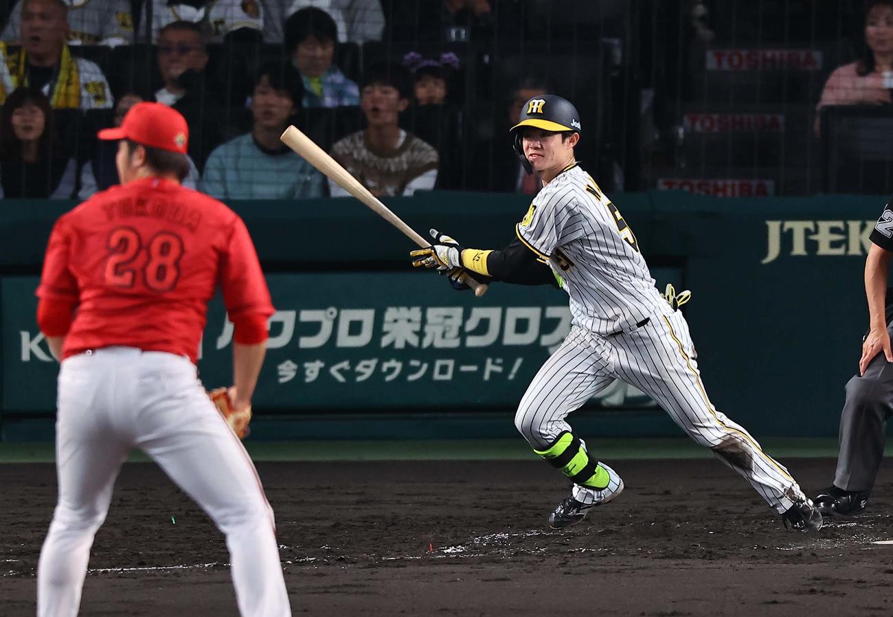 阪神対広島　4回裏阪神無死、中野は右前打を放つ（撮影・上田博志）