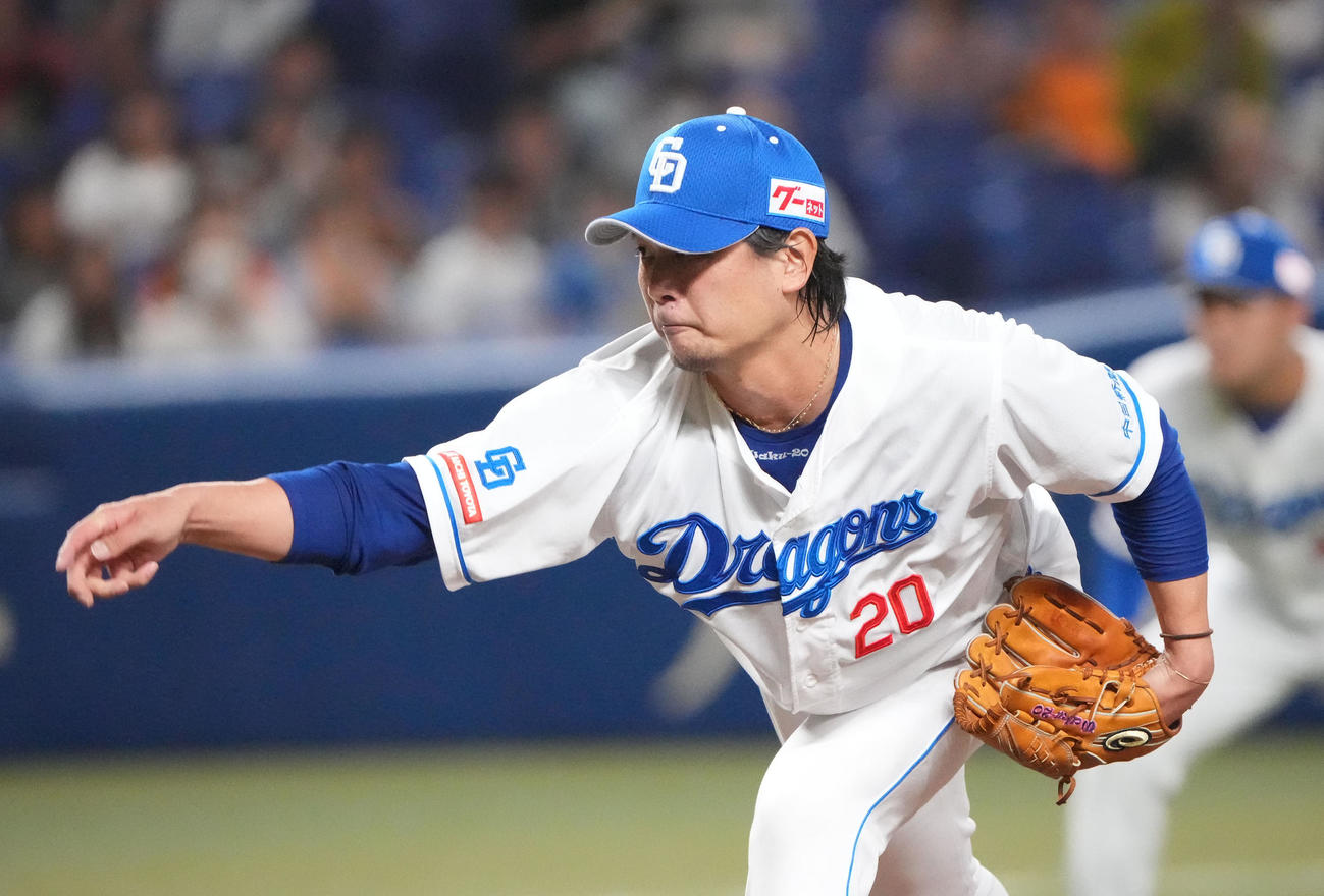 中日対巨人　1回表、登板する中日先発の涌井（撮影・森本幸一）