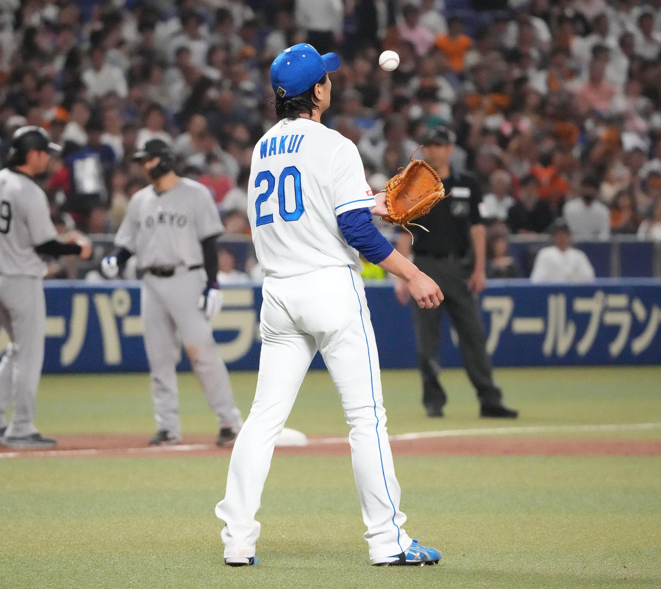 中日対巨人　7回表巨人2死満塁、丸に押し出し四球を与えボールをトスする涌井（撮影・森本幸一）