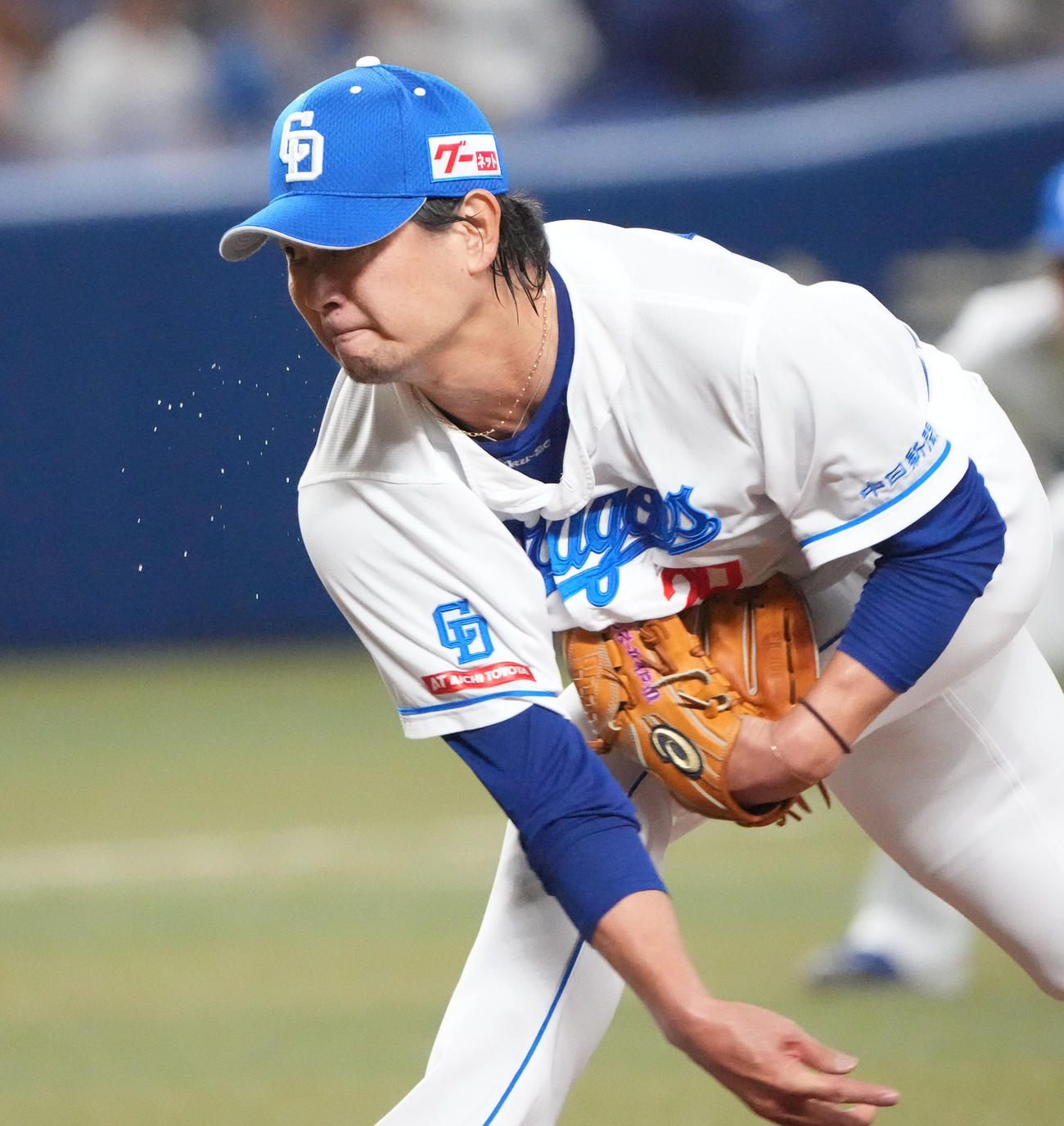 中日対巨人　1回表、汗を飛ばし力投する中日先発の涌井（撮影・森本幸一）