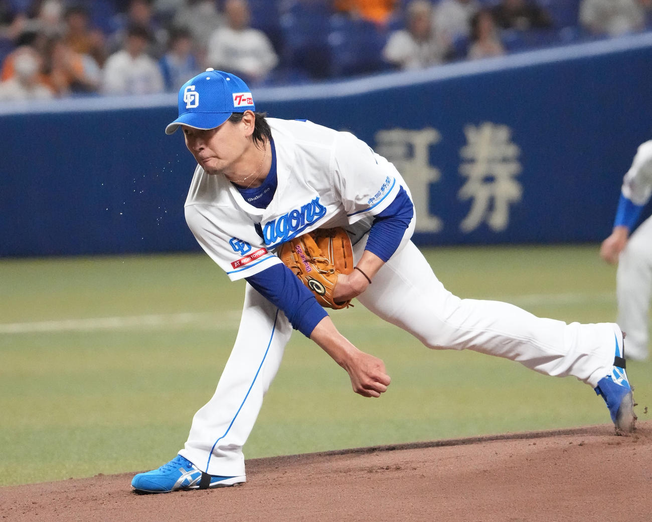 中日対巨人　1回表、登板する中日先発の涌井（撮影・森本幸一）