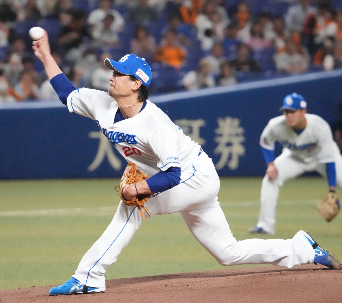 中日対巨人　1回表、登板する中日先発の涌井（撮影・森本幸一）