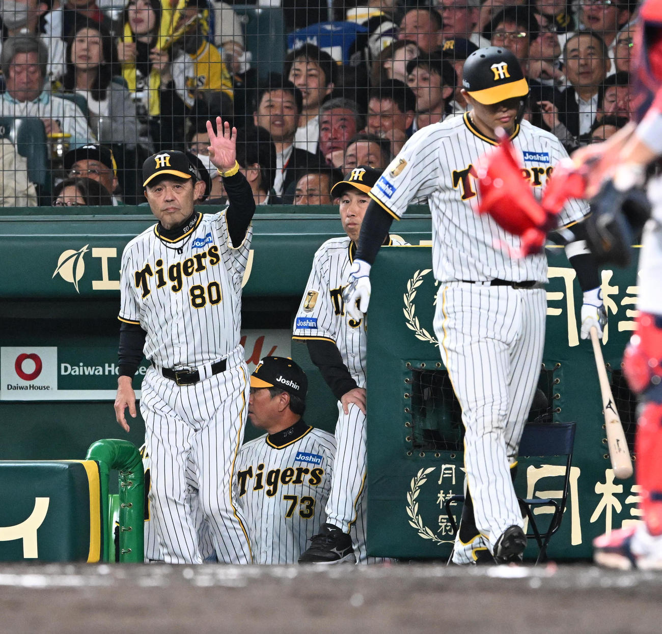 阪神対広島　7回裏阪神2死二、三塁、代打原口を告げる岡田監督（撮影・前岡正明）
