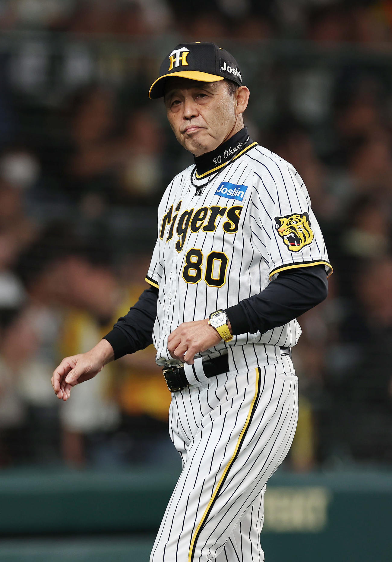 阪神対広島　7回を終え投手交代を告げた阪神岡田監督（撮影・前田充）