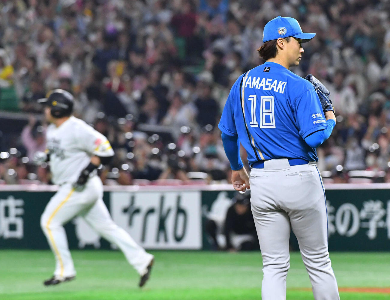 ソフトバンク対日本ハム　4回裏ソフトバンク無死、山川（左）に同点の右越え本塁打を打たれた山崎（撮影・岩下翔太）