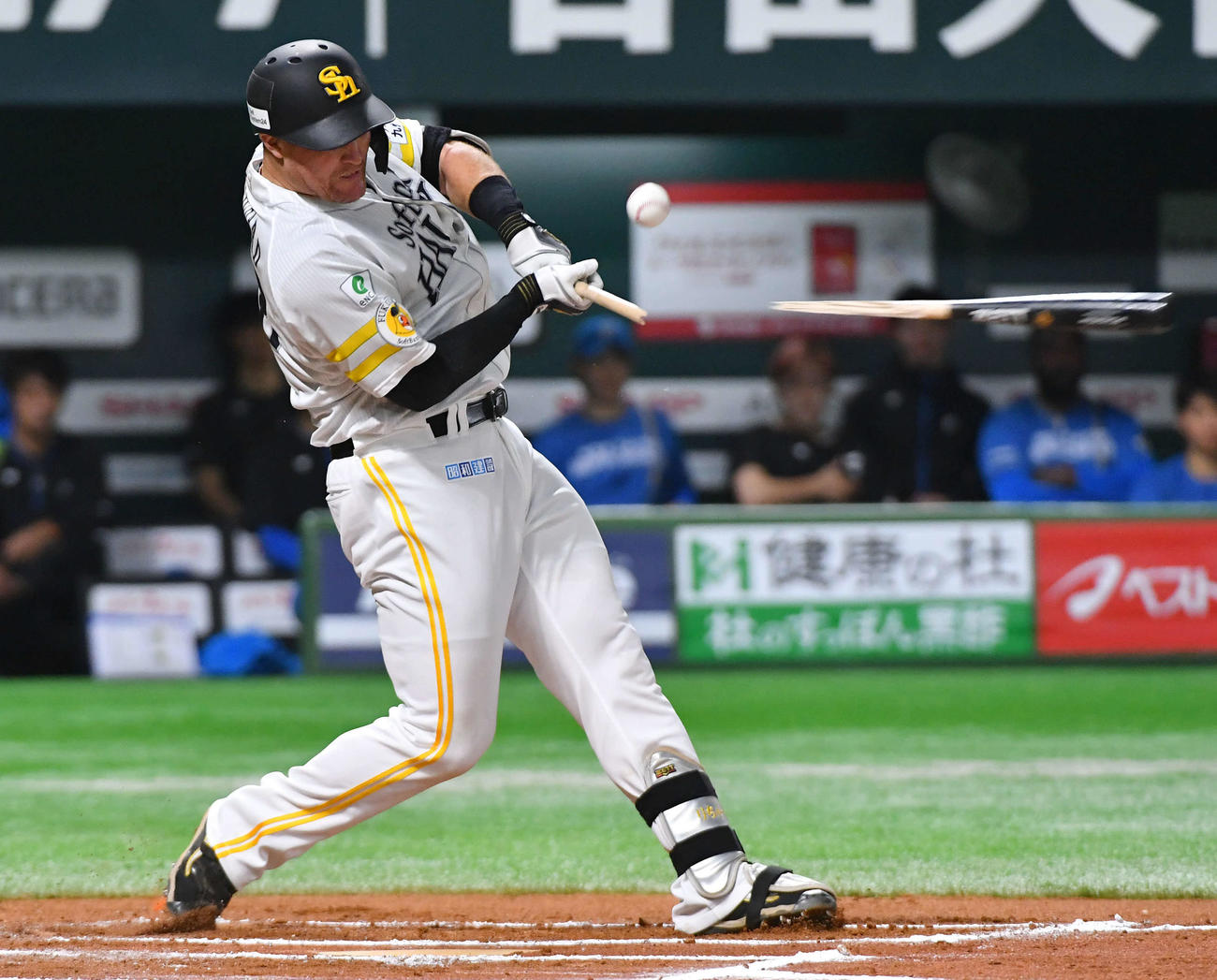 ソフトバンク対日本ハム　10回裏ソフトバンク無死、バットを折られて投飛に倒れたリチャード（撮影・岩下翔太）