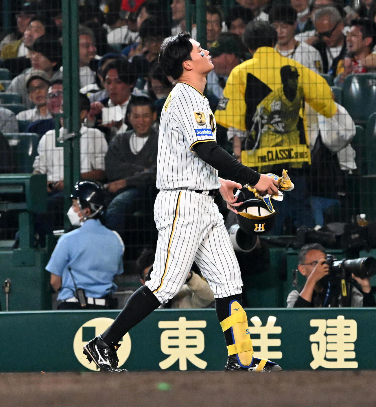 阪神対広島　8回裏阪神2死満塁、二ゴロに倒れがっくりする森下（撮影・前岡正明）