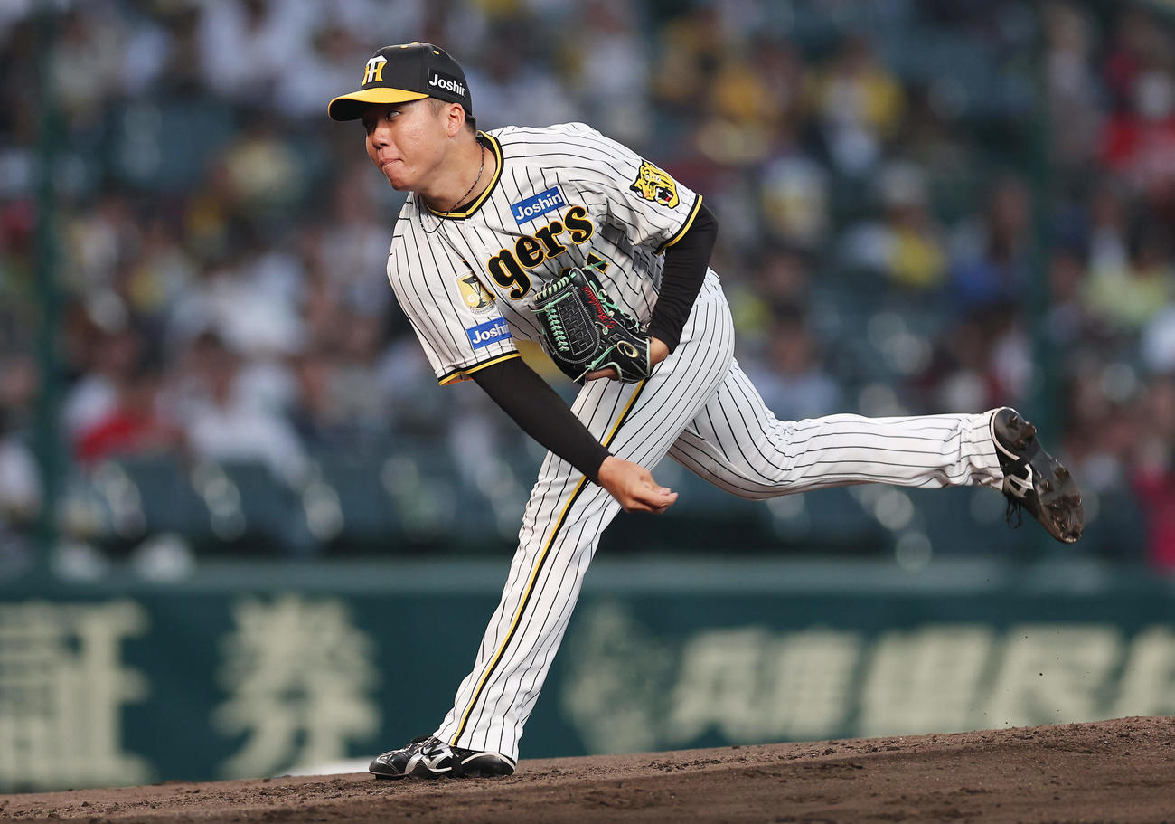 阪神対広島　力投する阪神先発の村上（撮影・前田充）