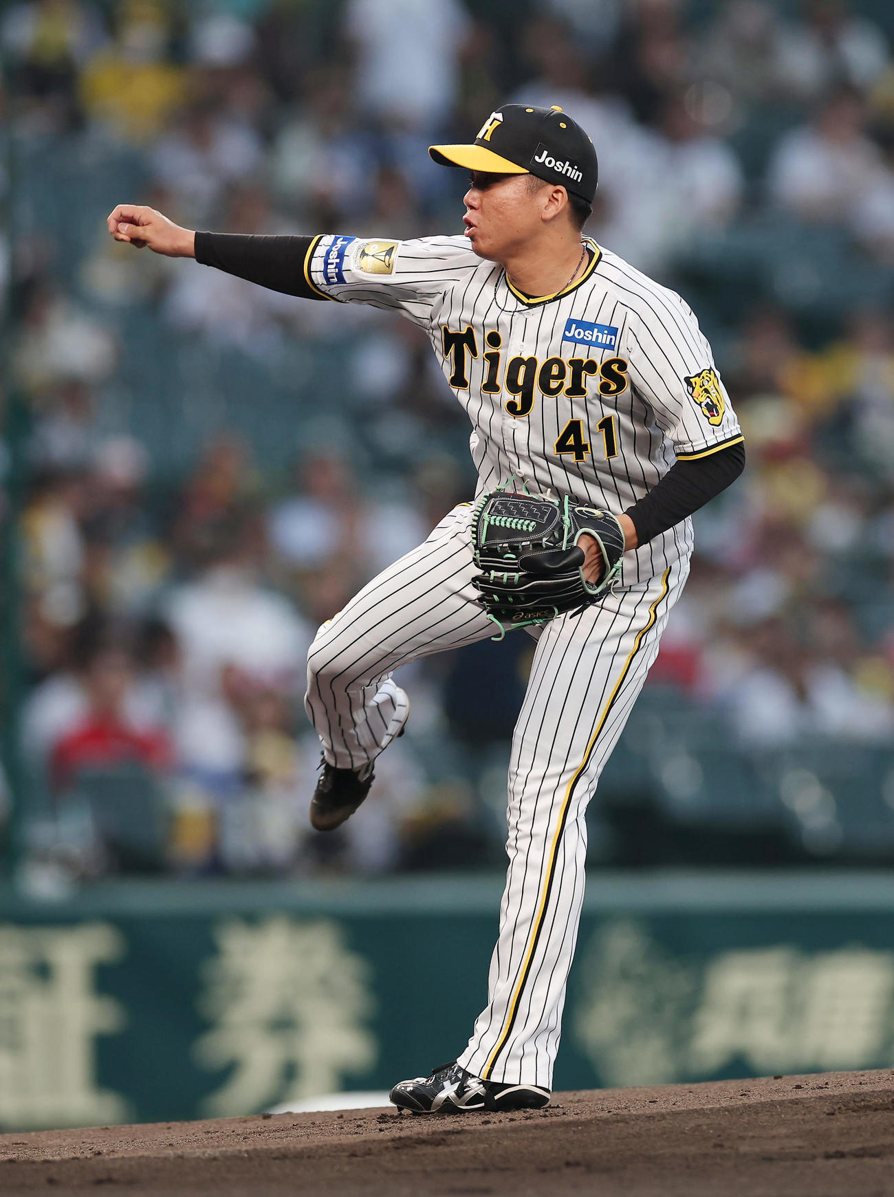 阪神対広島　力投する阪神先発の村上