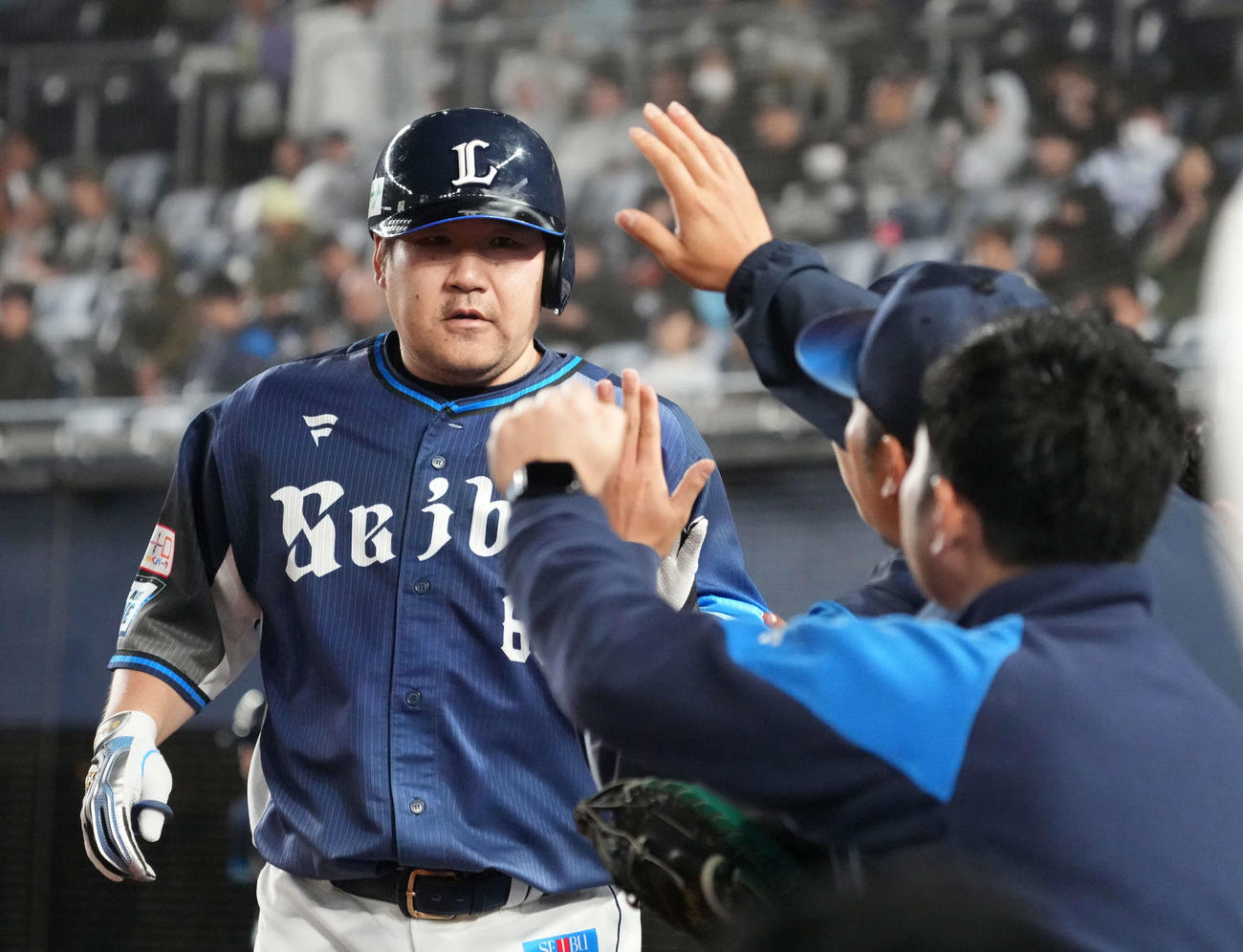 ロッテ対西武　6回表西武無死、中村剛は左越えにソロ本塁打を放ちベンチのナインの祝福を受ける（撮影・小沢裕）