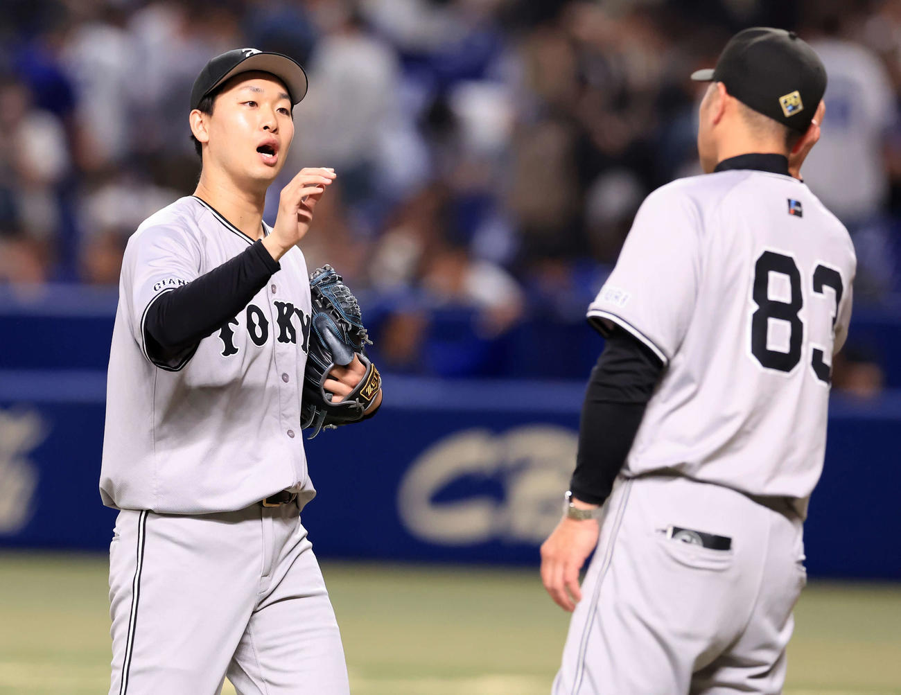 中日対巨人　完封勝利の巨人山崎伊（左）は阿部監督とハイタッチ（撮影・浅見桂子）