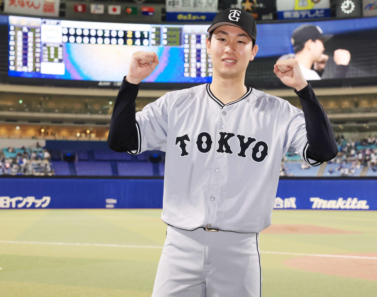 中日対巨人　完封勝利の巨人山崎伊はスコアボードを背に笑顔でガッツポーズ（撮影・浅見桂子）