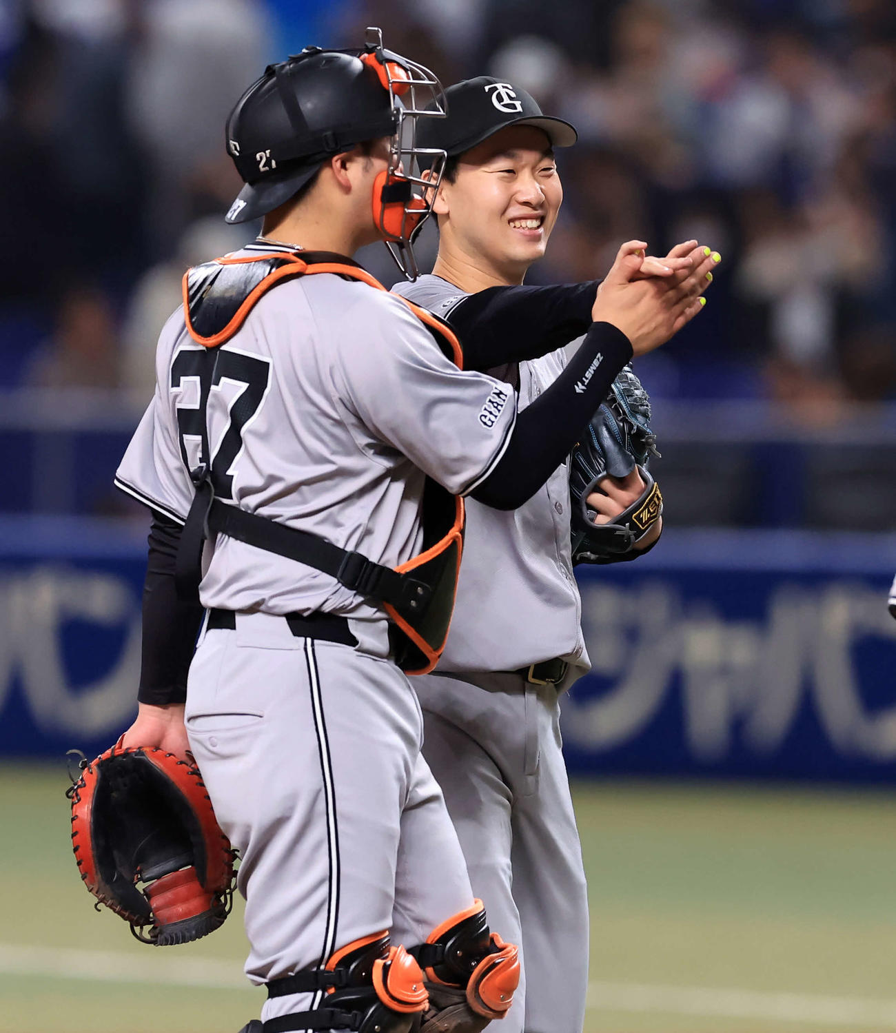 中日対巨人　完封勝利の巨人山崎伊（右）は岸田と笑顔でハイタッチ（撮影・浅見桂子）