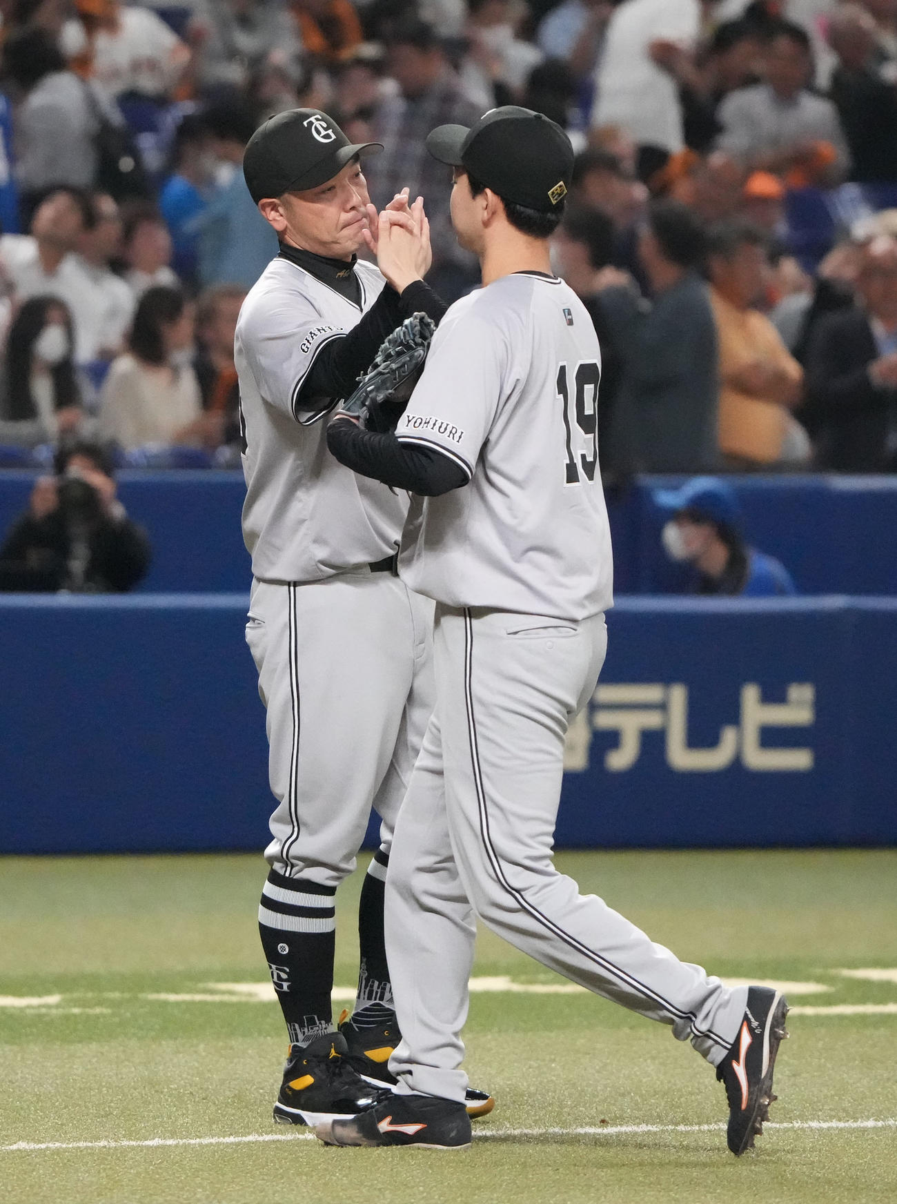 中日対巨人　試合終了、完封勝利の山崎伊を迎える阿部監督（左）（撮影・森本幸一）