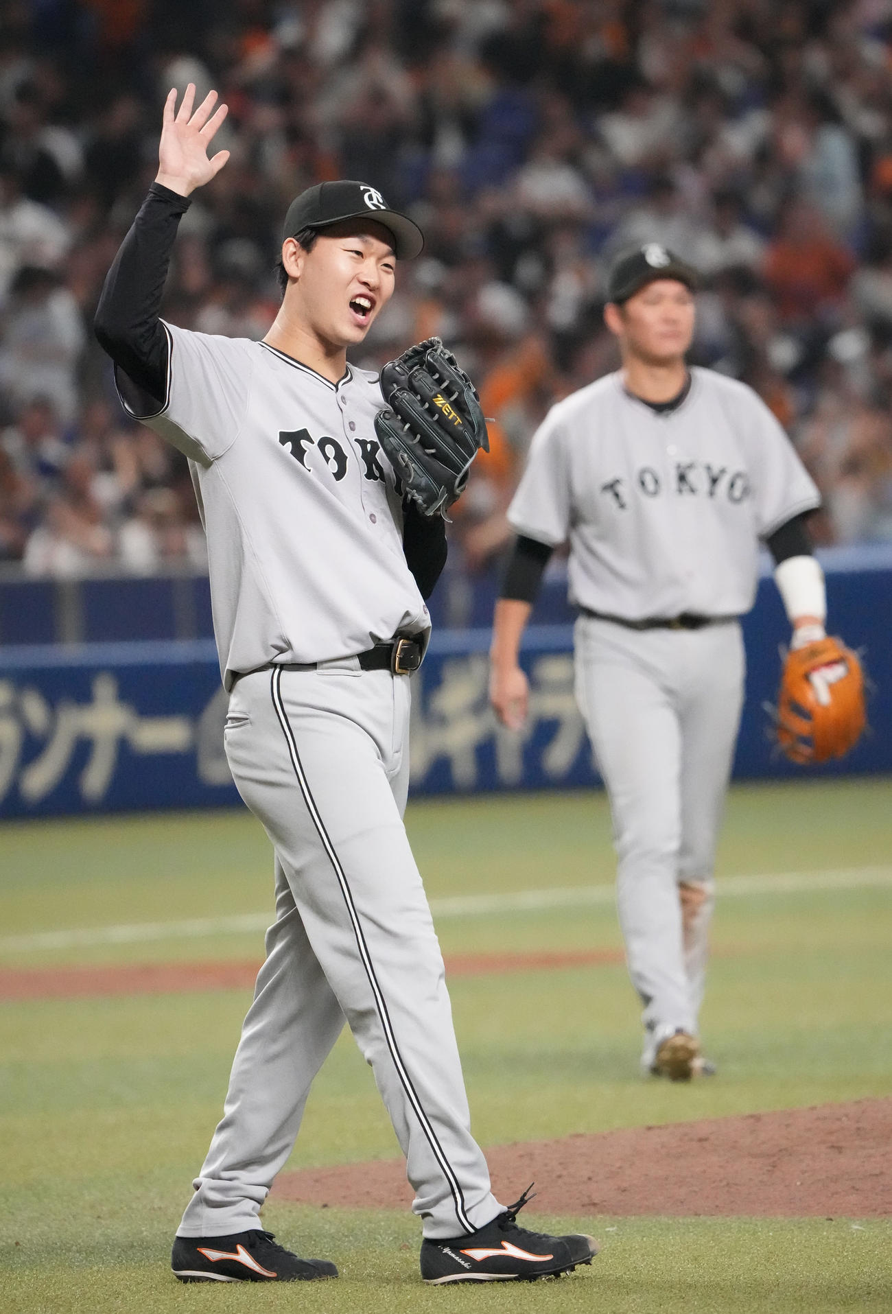 中日対巨人　試合終了、完封勝利に喜ぶ山崎伊（撮影・森本幸一）