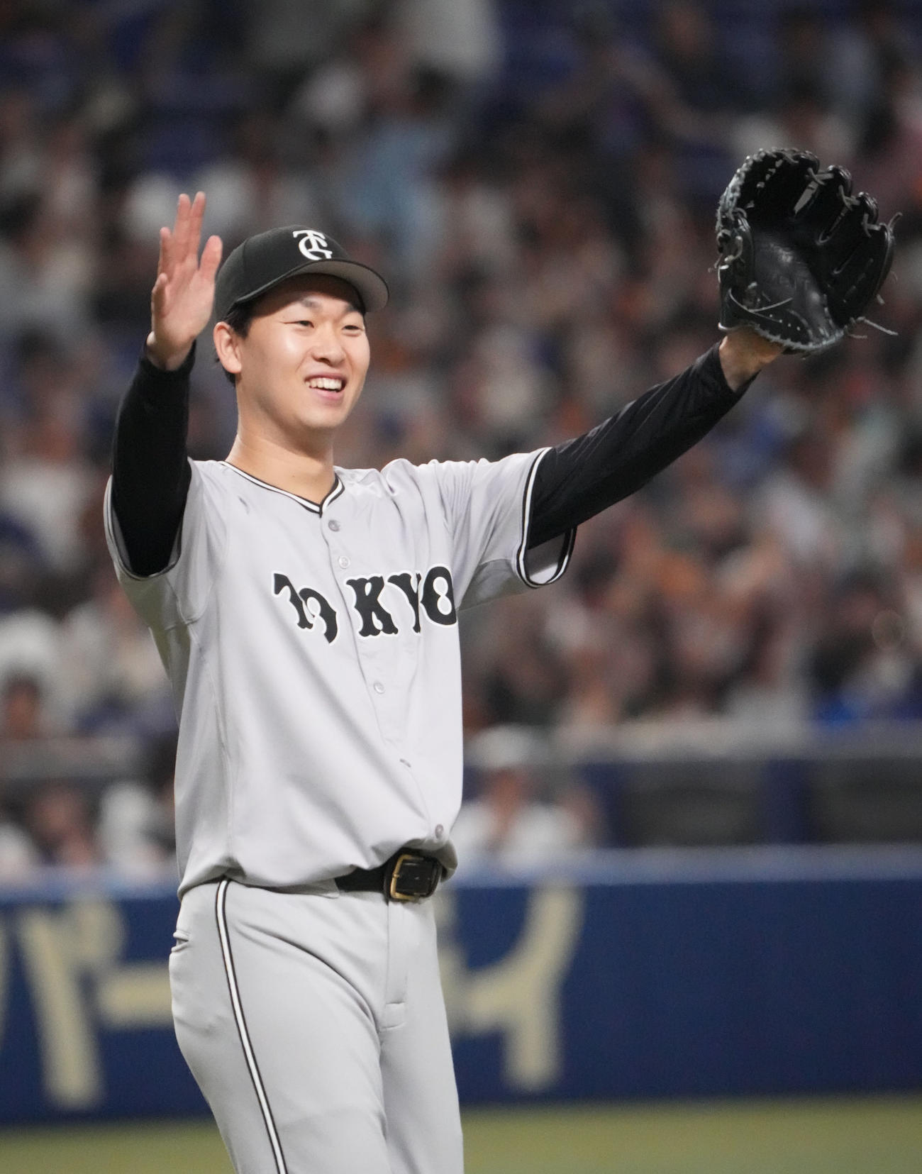 中日対巨人　4安打完封勝利し喜ぶ山崎伊（撮影・森本幸一）