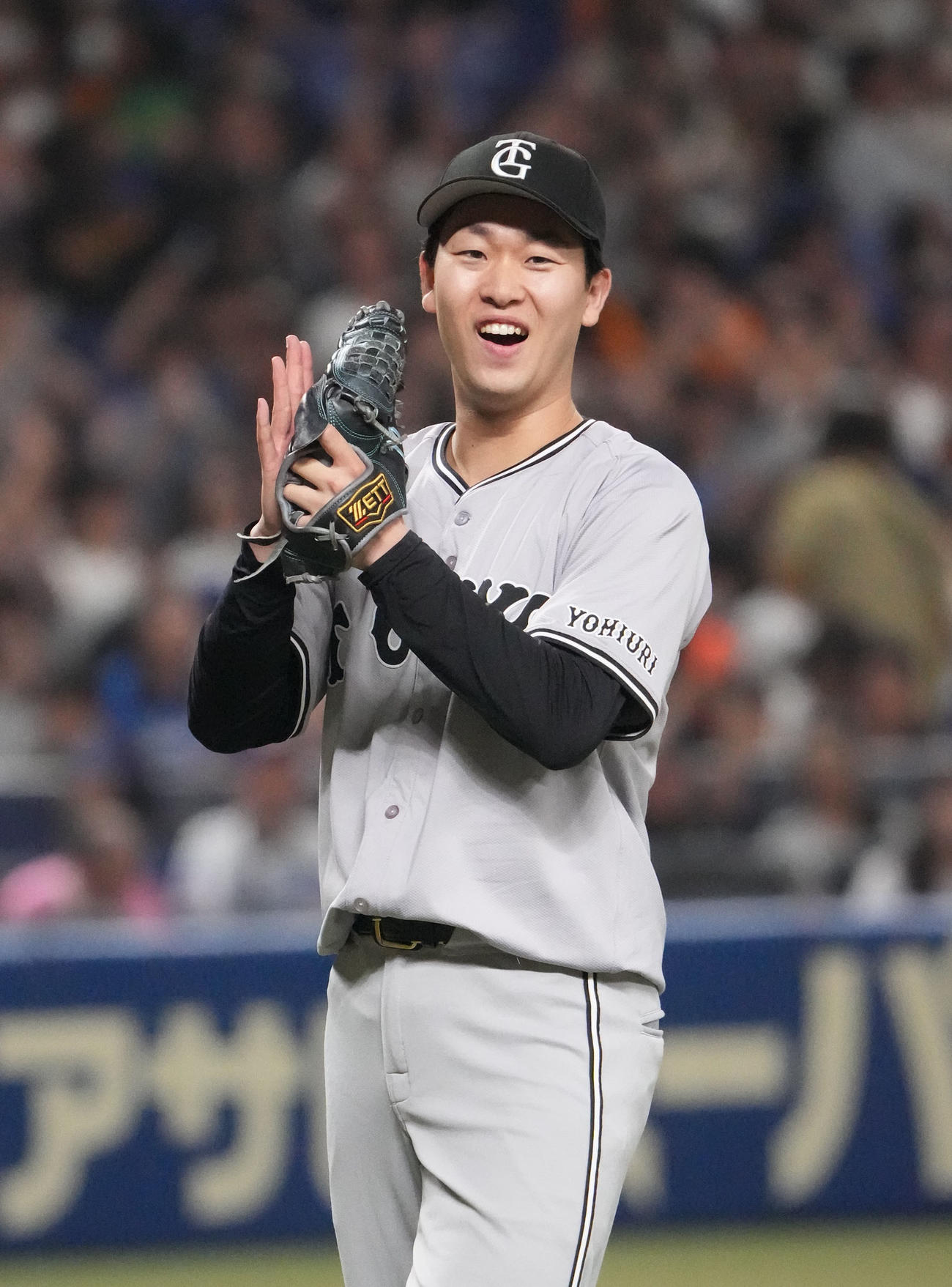 中日対巨人　4安打完封勝利に喜ぶ山崎伊（撮影・森本幸一）