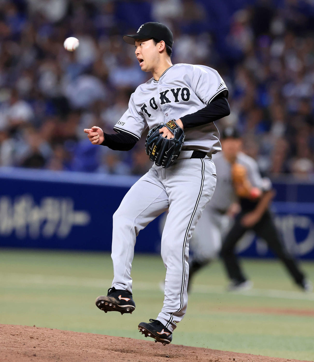 中日対巨人　8回裏中日2死、村松の打球に反応する山崎伊は4安打完封勝利を挙げる（撮影・浅見桂子）