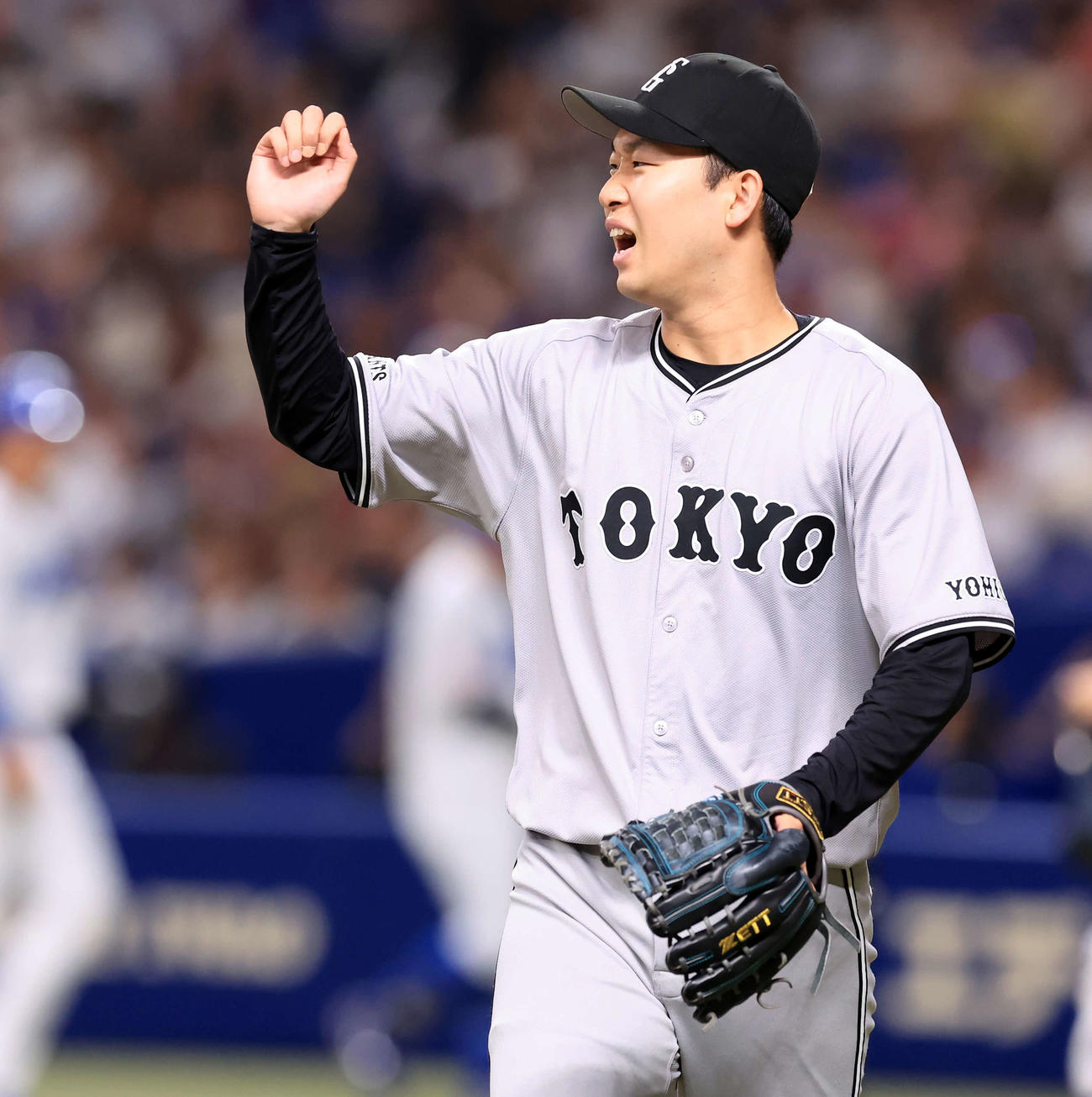 中日対巨人　3回裏中日の攻撃を抑え、グーポーズする山崎伊（撮影・浅見桂子）