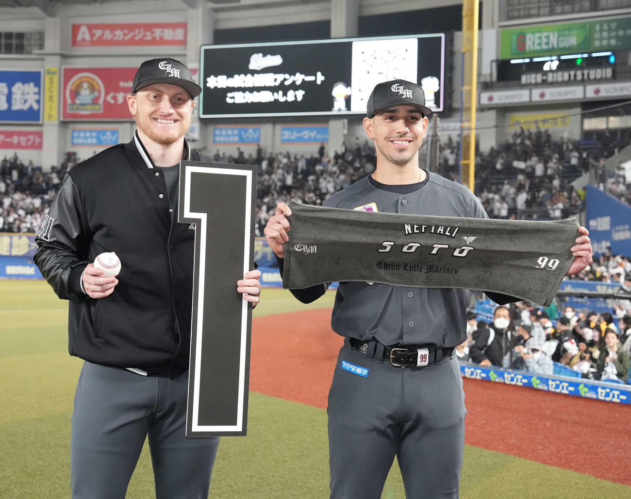ロッテ対西武　来日初勝利を飾ったロッテ先発のダイクストラ（左）と決勝打のソト（撮影・小沢裕）