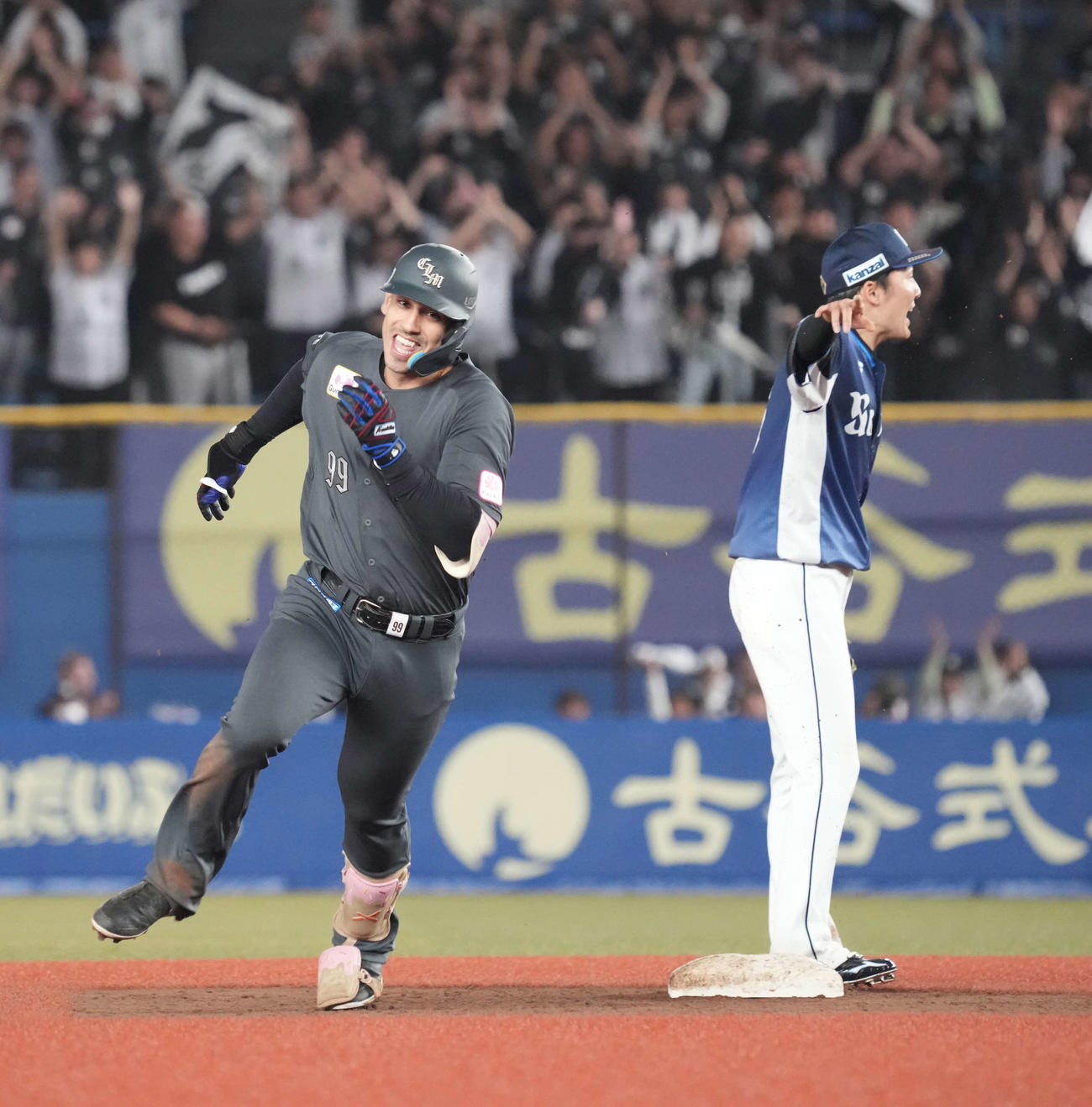 ロッテ対西武　5回裏ロッテ2死一、二塁、ソトは先制の2点右適時三塁打を放つ（撮影・小沢裕）