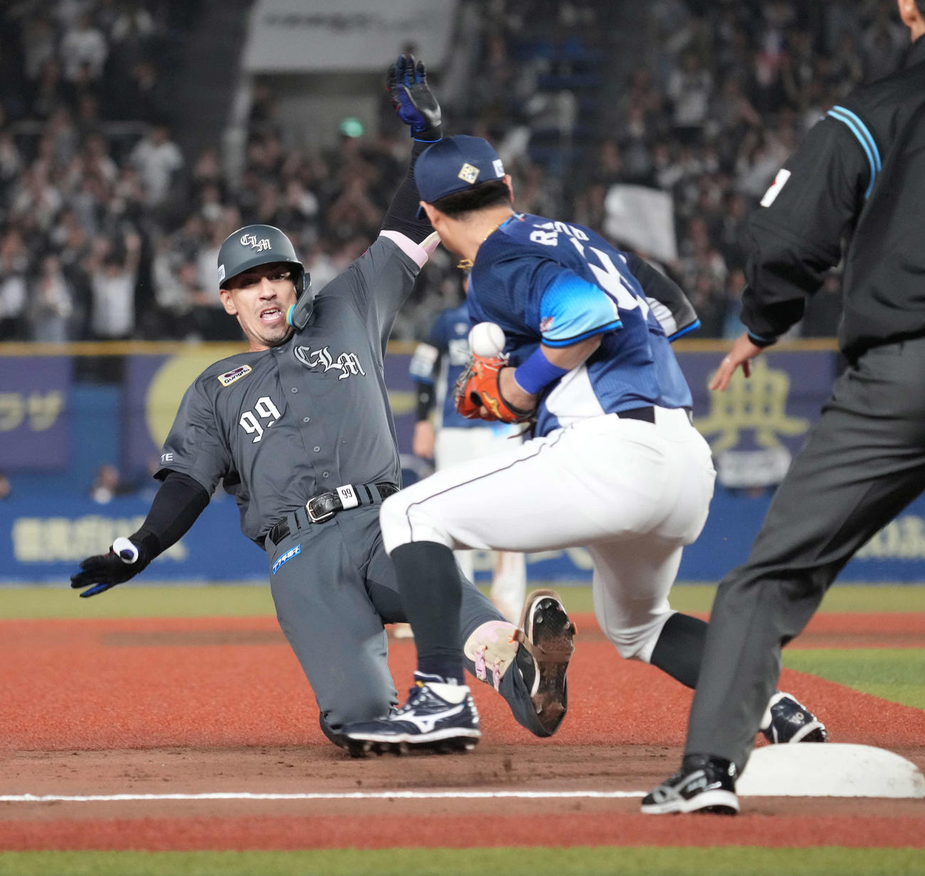 ロッテ対西武　5回裏ロッテ2死一、二塁、ソトは先制の2点右適時三塁打を放つ（撮影・小沢裕）