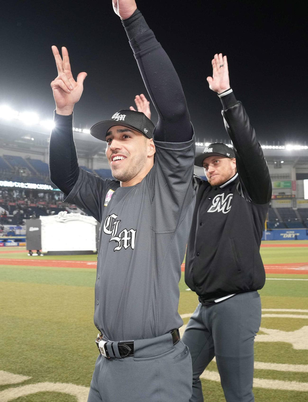 ロッテ対西武　来日初勝利を飾ったロッテ先発のダイクストラ（右）と決勝打のソト（撮影・小沢裕）