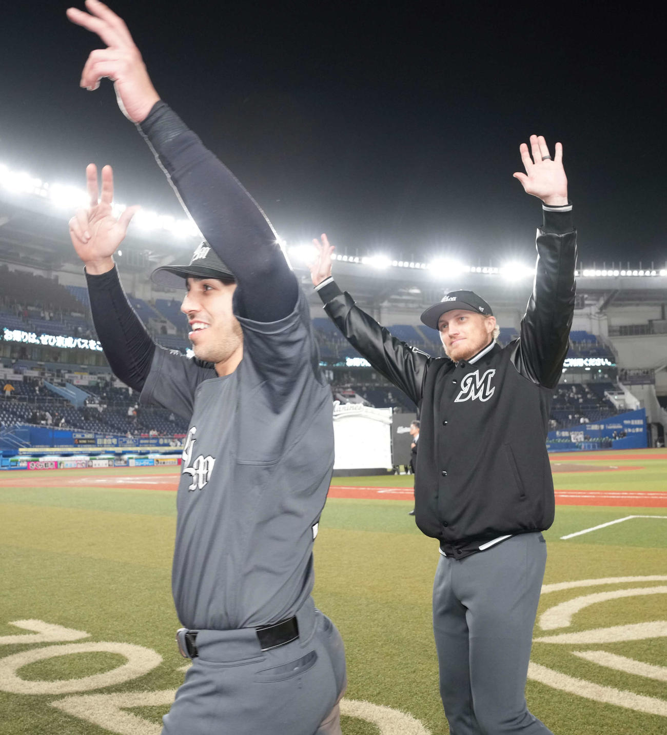 ロッテ対西武　来日初勝利を飾ったロッテ先発のダイクストラ（右）と決勝打のソト（撮影・小沢裕）