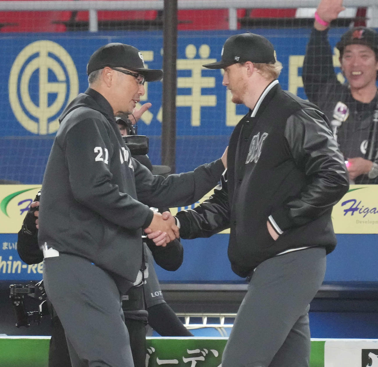 ロッテ対西武　来日初勝利を飾ったロッテ先発のダイクストラ（右）は吉井監督の祝福を受ける（撮影・小沢裕）