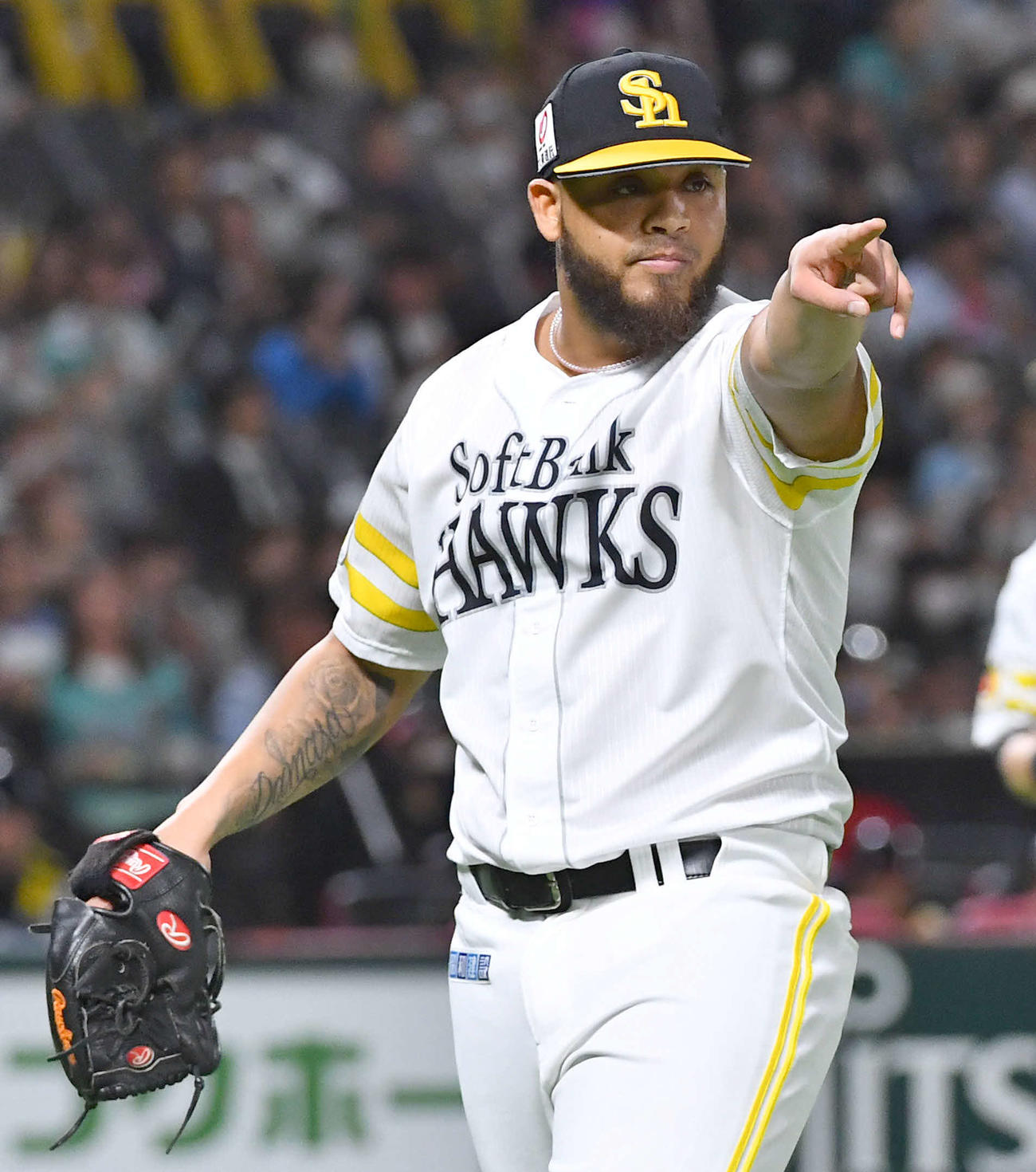 ソフトバンク対日本ハム　12回表を無失点に抑え、ナインを指さすヘルナンデス（撮影・岩下翔太）