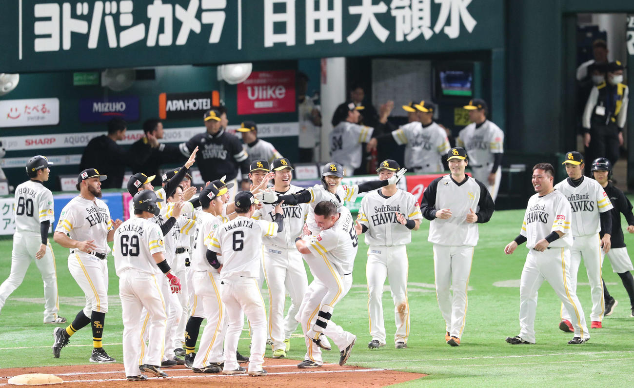 ソフトバンク対日本ハム　延長12回裏ソフトバンク無死満塁、サヨナラとなる左犠飛を放った周東にナインも笑顔で駆け寄る（撮影・梅根麻紀）