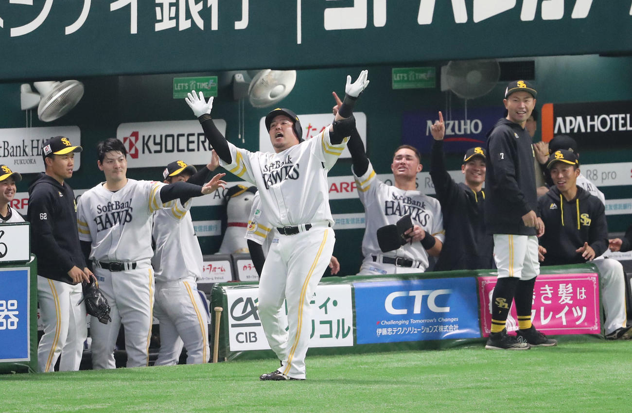 ソフトバンク対日本ハム　4回裏ソフトバンク無死、山川は右越えに同点となる本塁打を放ちポーズを決める（撮影・梅根麻紀）