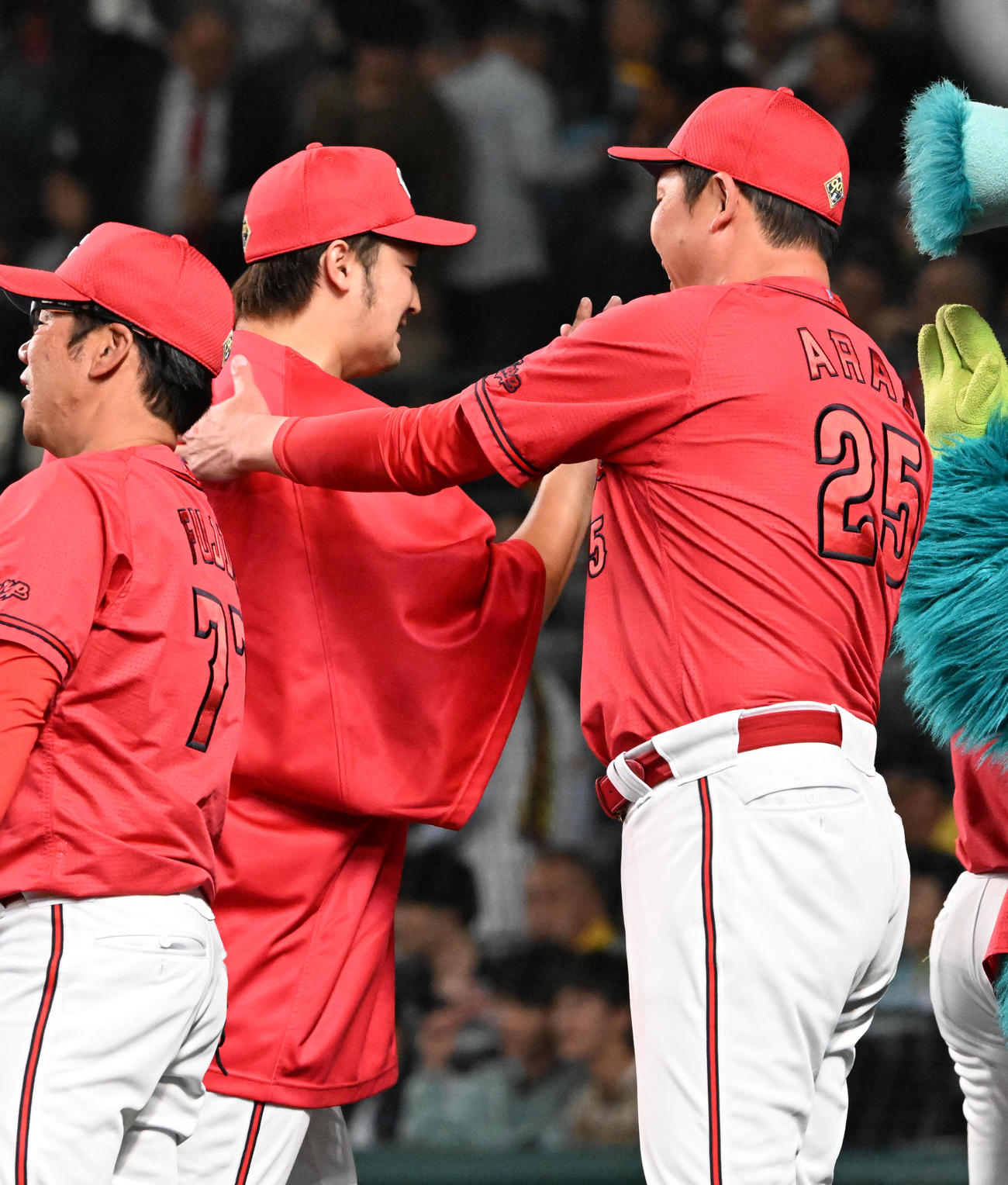 阪神対広島　勝利投手の床田（左）を祝福する新井監督（撮影・前岡正明）