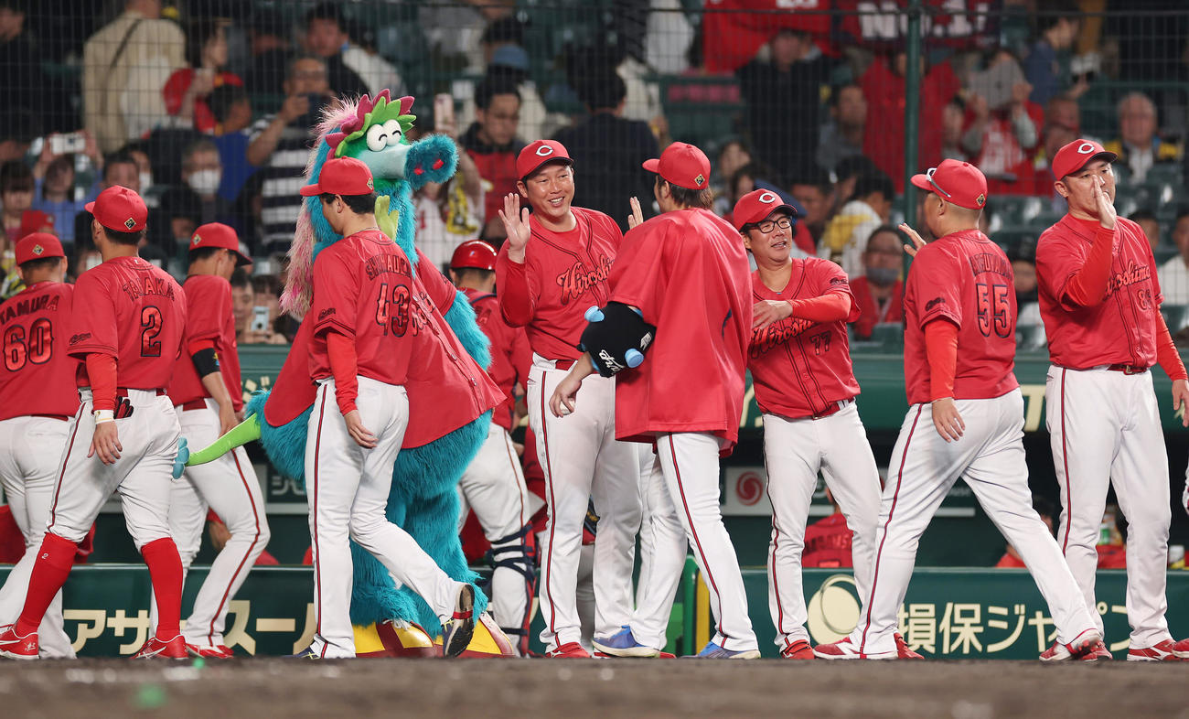 阪神対広島　阪神に勝利し、ナインを出迎える広島新井監督（中央）（撮影・前田充）