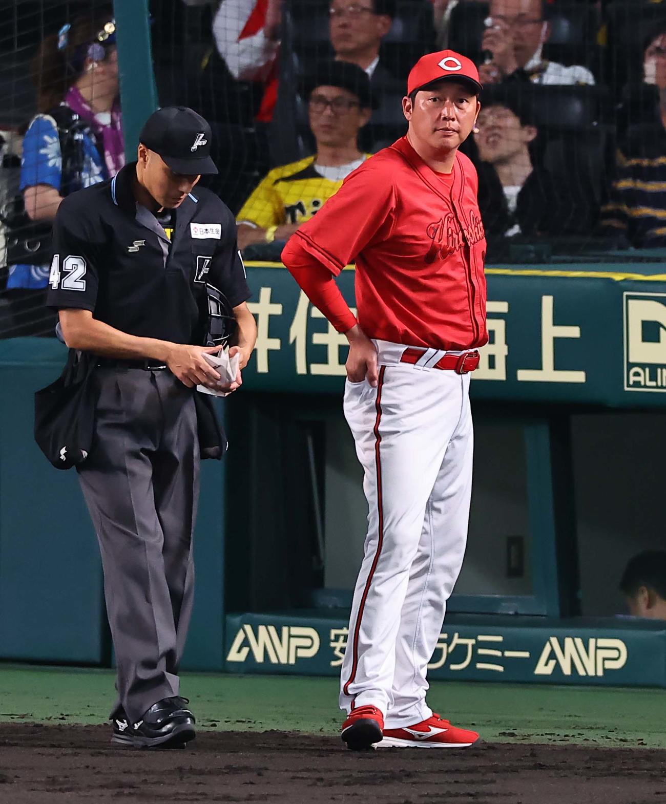 阪神対広島　選手交代を告げる新井監督（撮影・上田博志）
