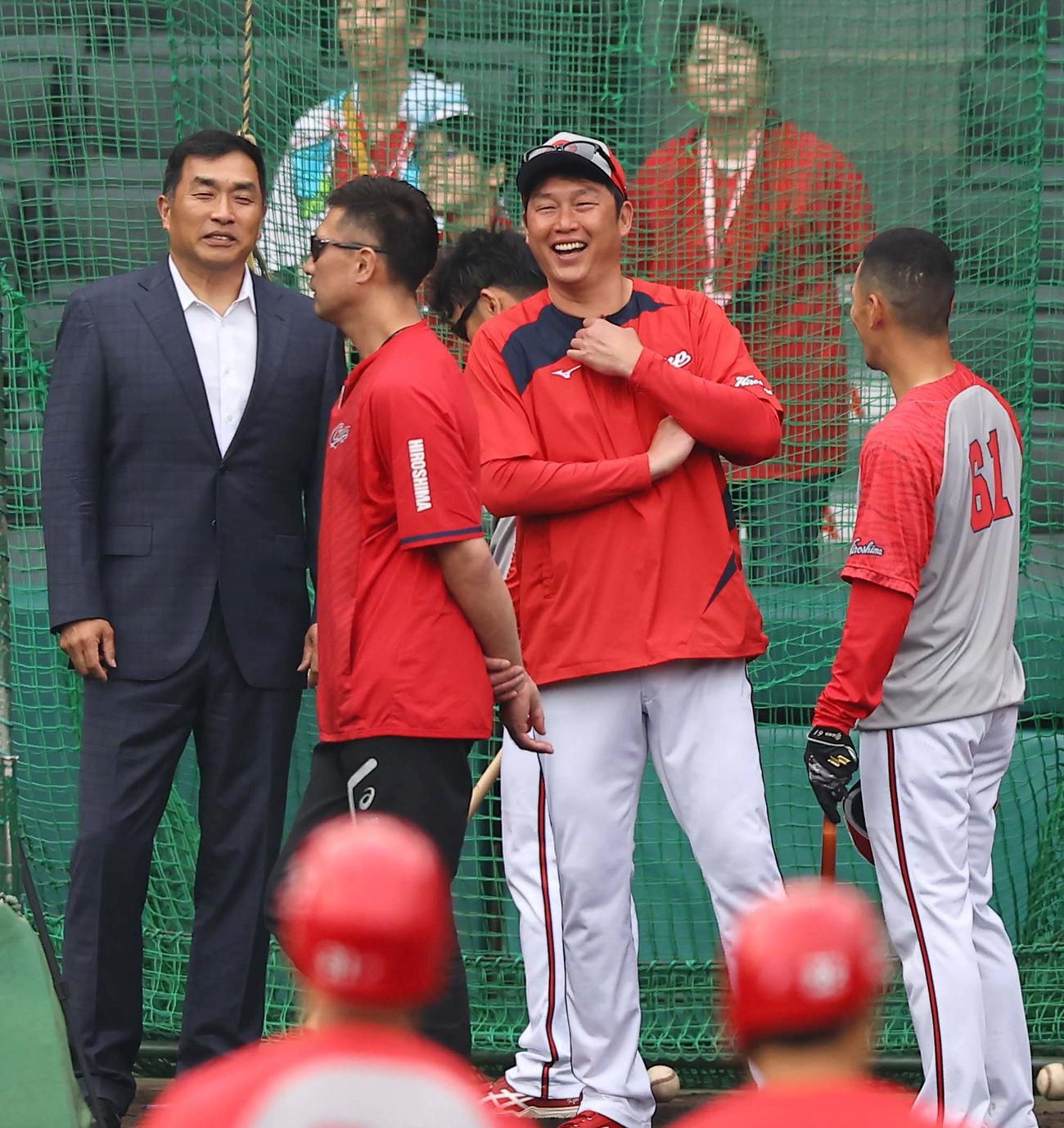 阪神対広島　山本氏（左）と談笑する新井監督（撮影・上田博志）