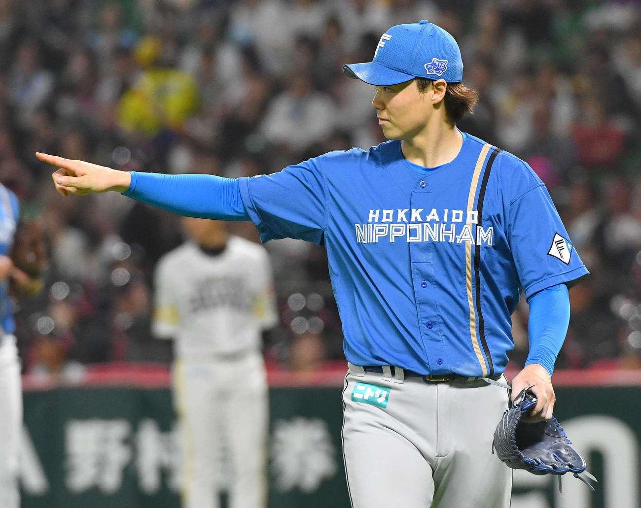 ソフトバンク対日本ハム　3回裏、無失点に抑え、ナインを指さしながらベンチへ戻る山崎（撮影・岩下翔太）