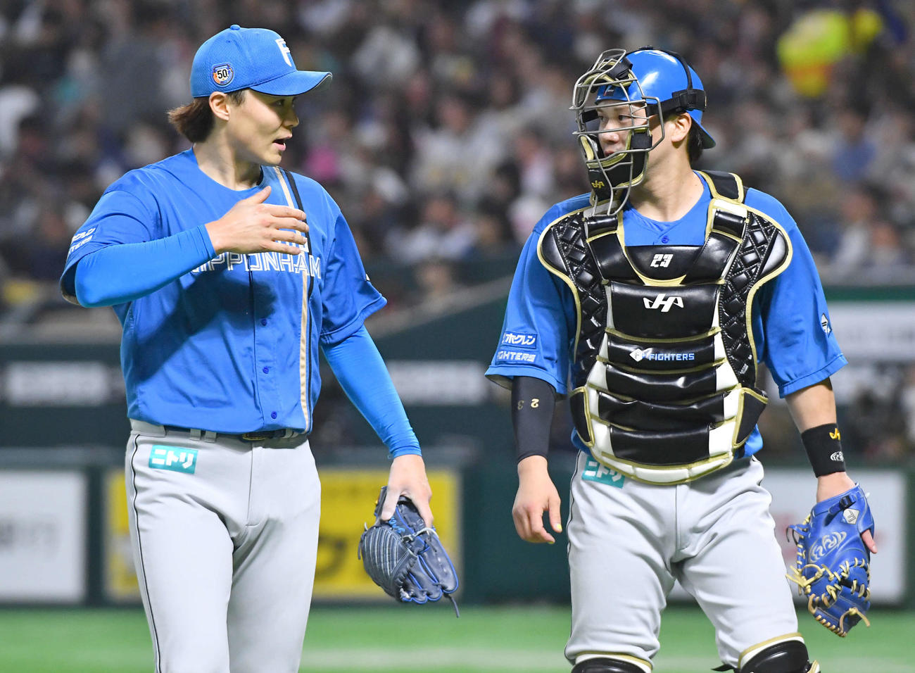 ソフトバンク対日本ハム　4回裏を終え、伏見（右）と話しながらベンチへ戻る山崎（撮影・岩下翔太）